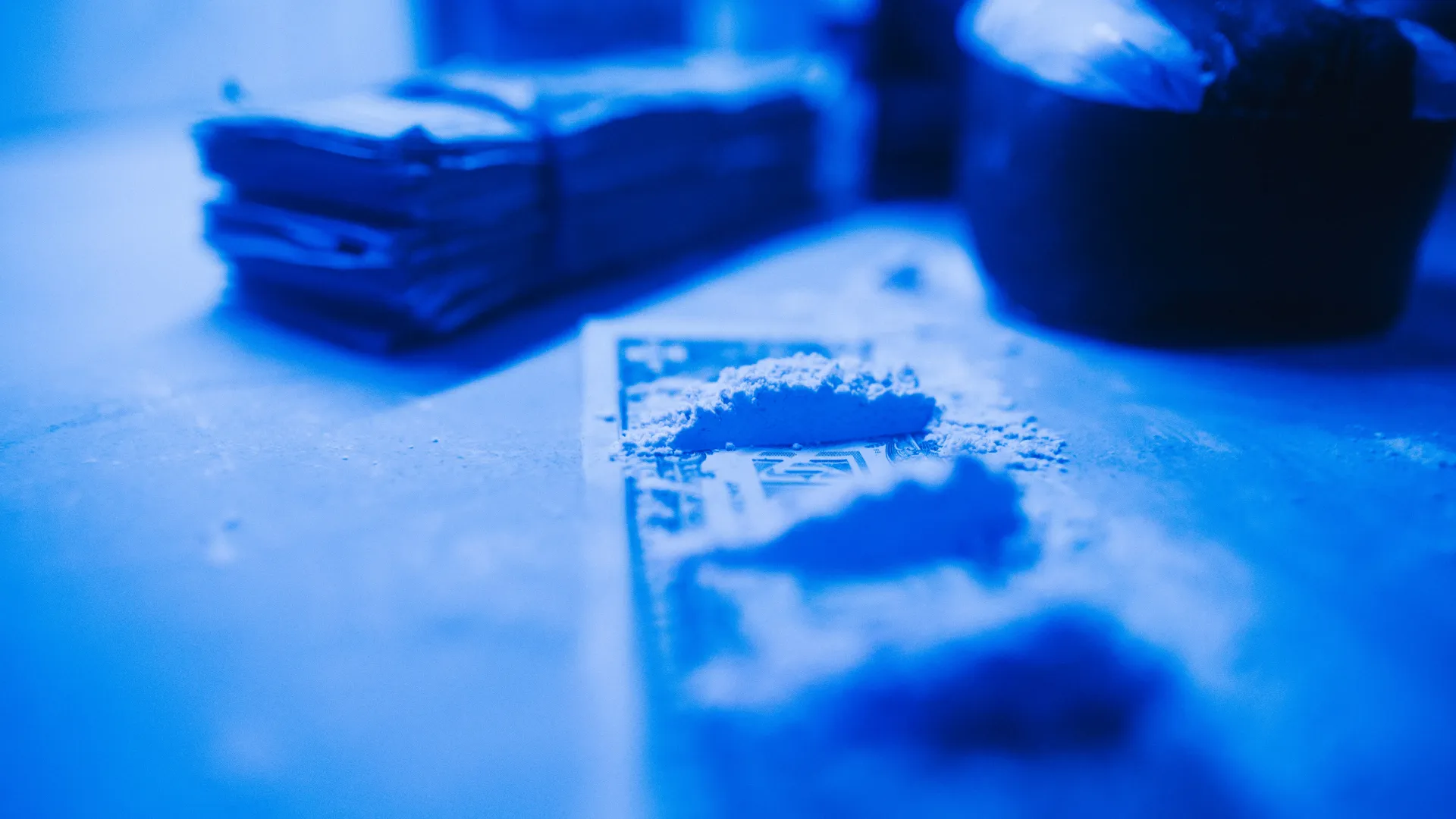 마약을 사용하는 사람에 대한 꿈 해몽 관련 상징과 유혹을 보여주는 이미지