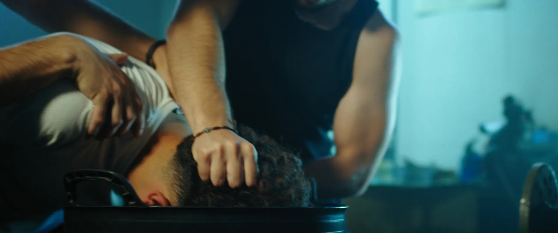 강아지를 지키는 가족과의 연대감을 상징하는 꿈 해몽