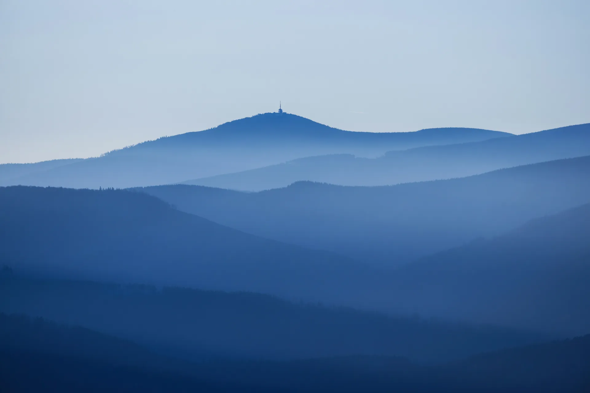 푸른색의 감정과 스트레스 해소를 상징하는 꿈 해몽 이미지