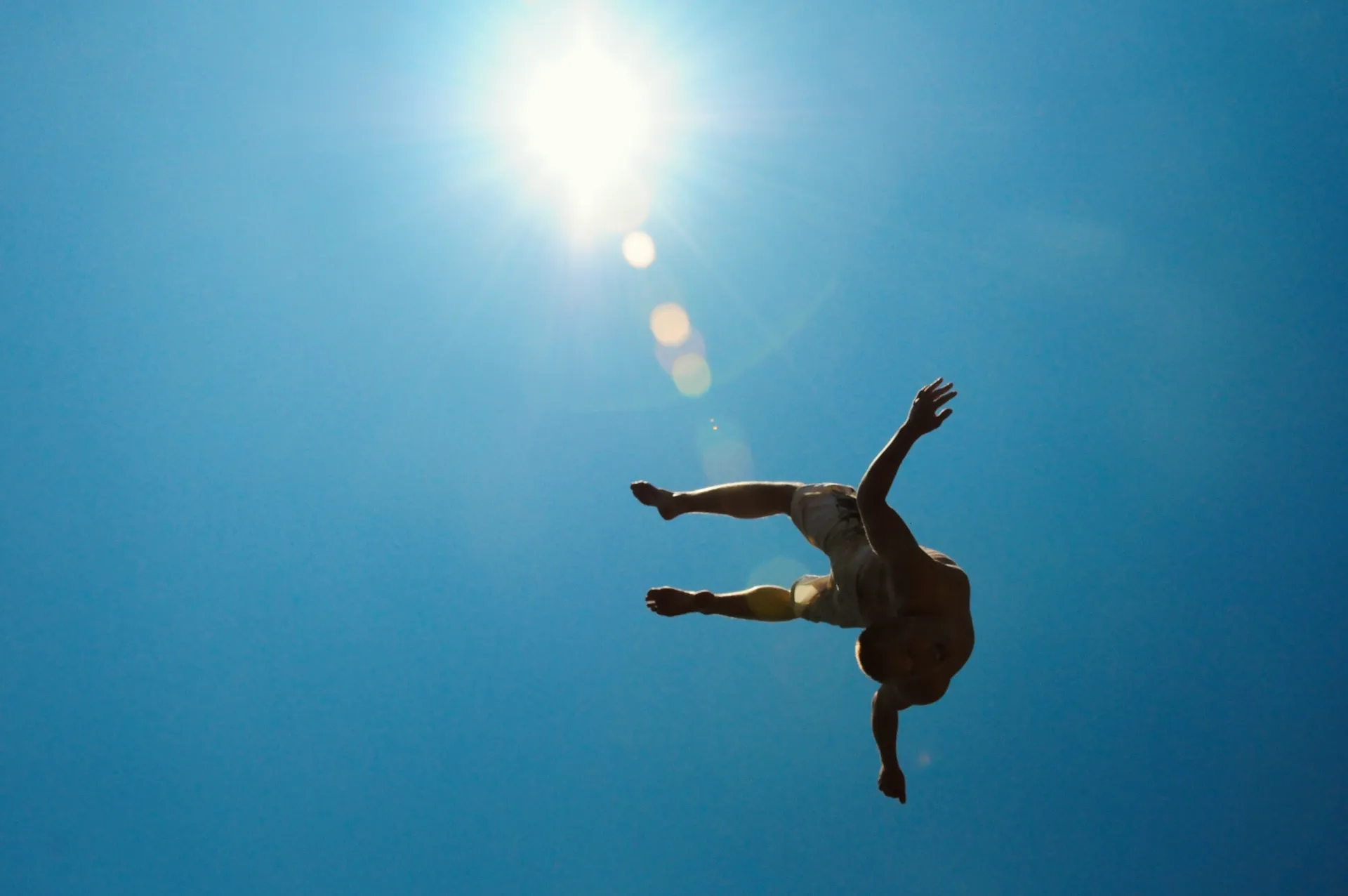 높은 곳에서 떨어지는 꿈 해몽 관련 불안과 변화의 상징