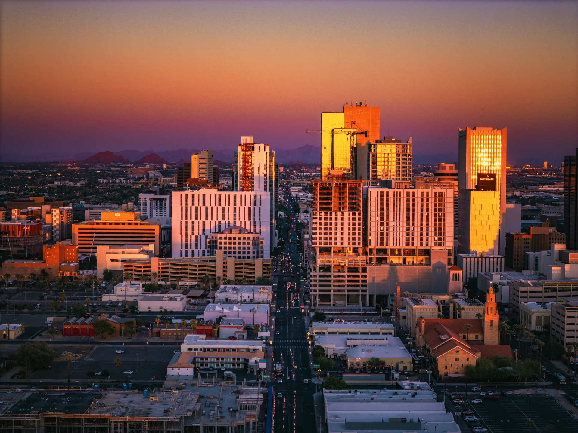 불사조 꿈 해몽과 관련된 상징적인 도시의 모습