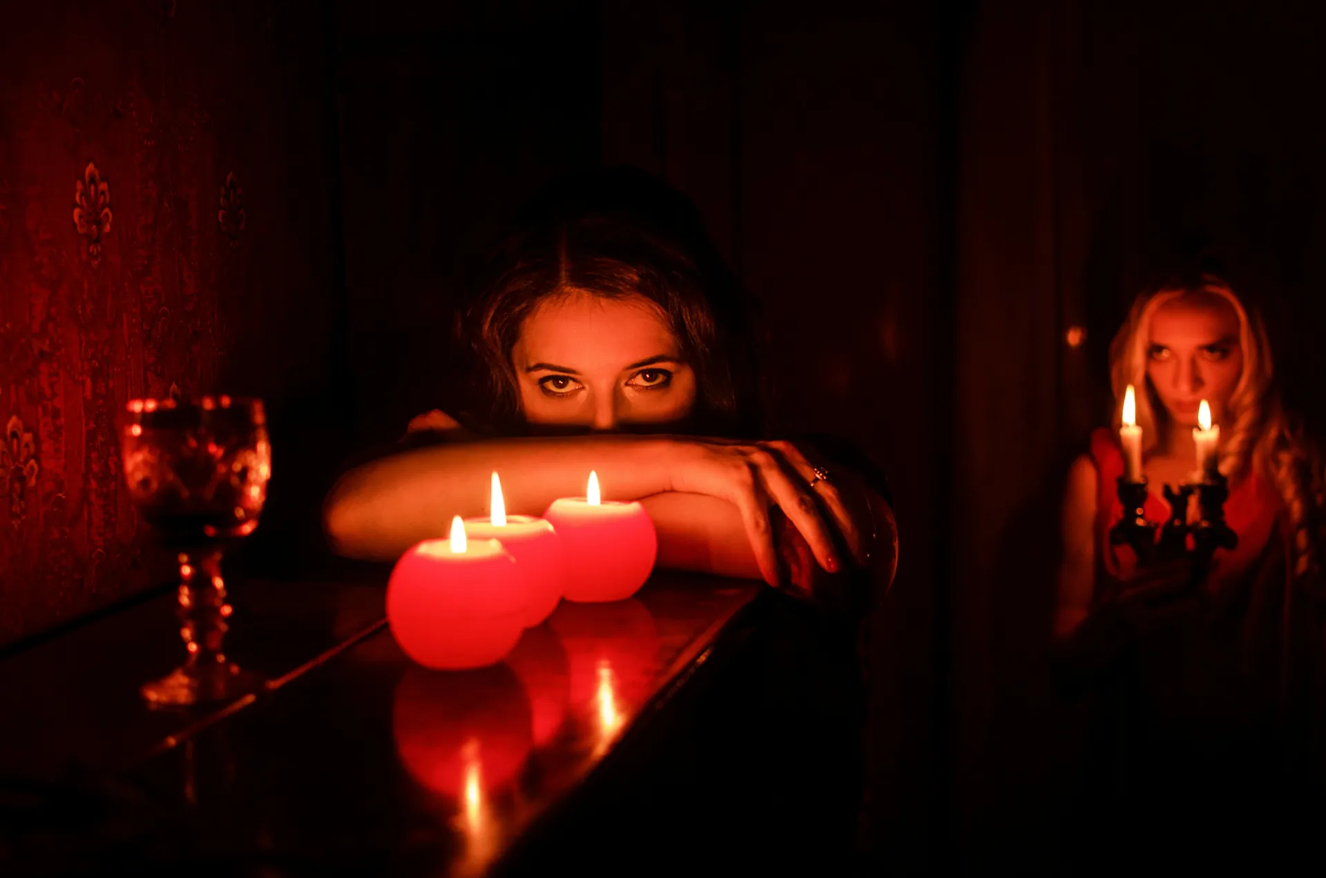 모르는 여성과의 만남을 시도하는 꿈에서 느끼는 감정과 불안함을 표현한 이미지