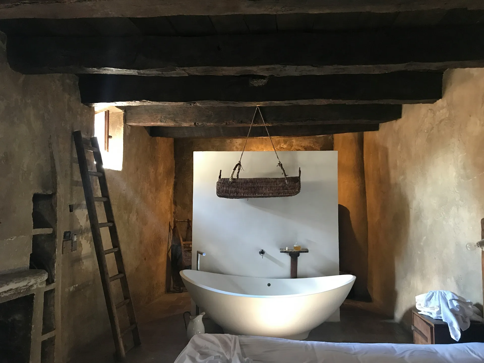 재래식 화장실에서 아기와 함께 누워 있는 꿈의 상징적 의미