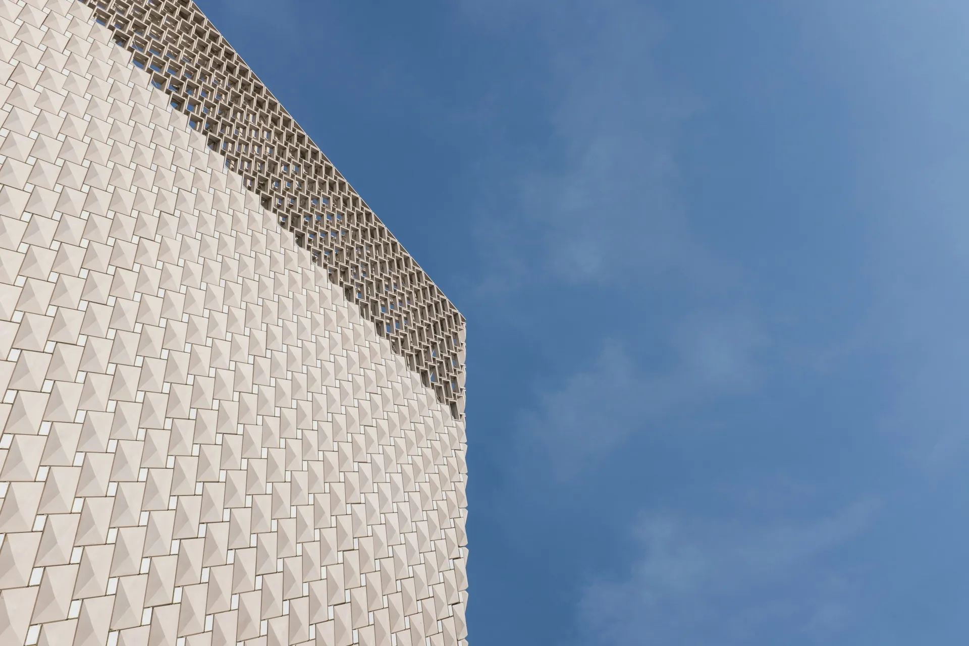 과거의 기억이 현재의 불안에 영향을 미치는 상징