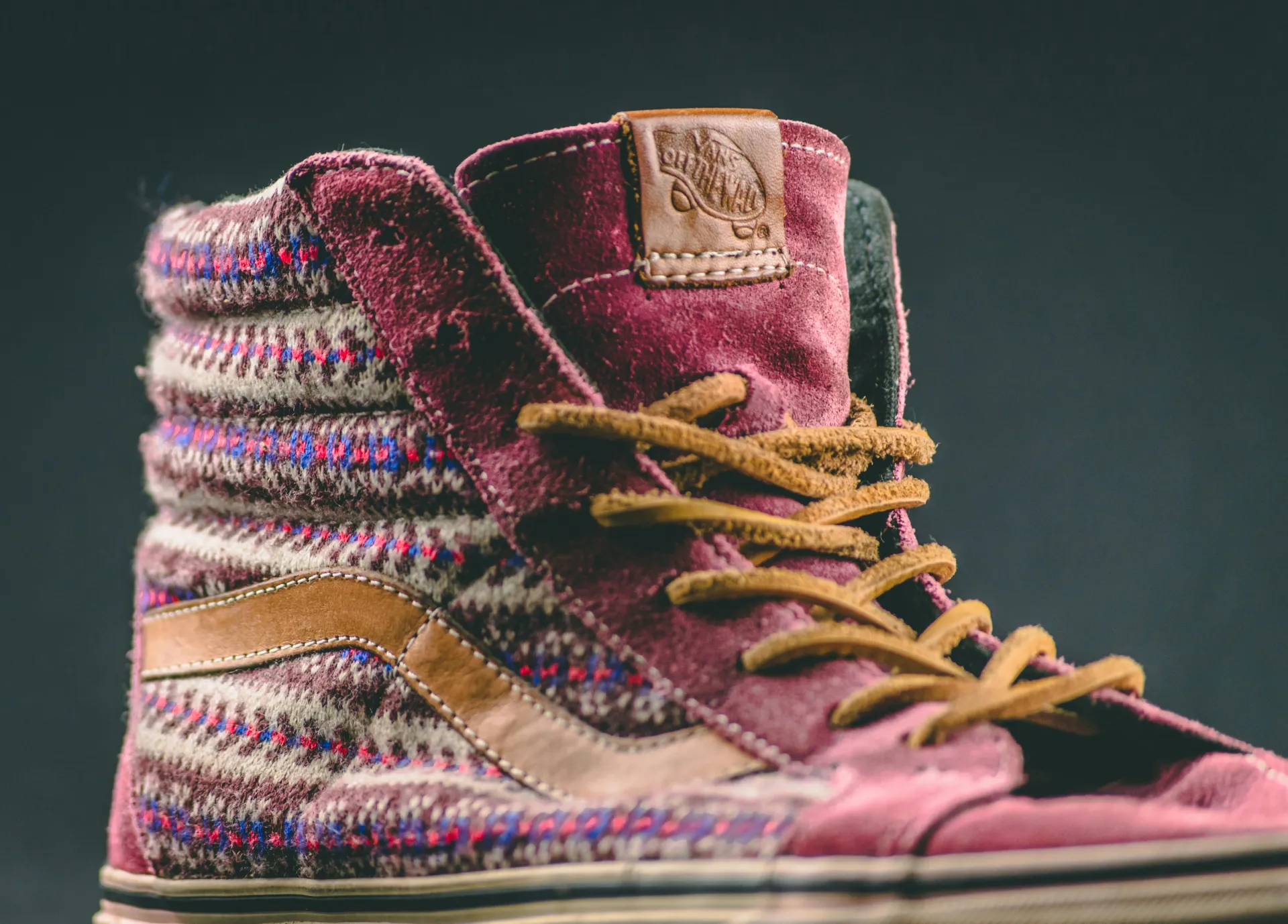 꿈의 상징성과 불안한 마음을 표현한 보라색 신발의 이미지입니다.