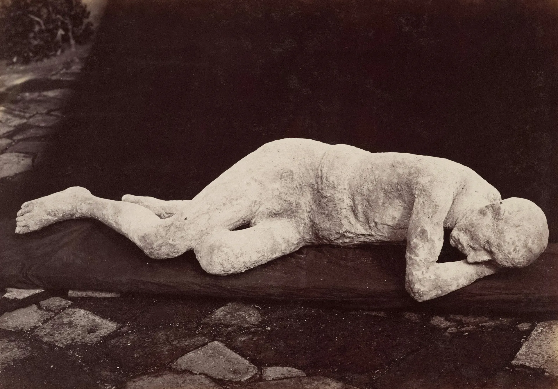 목이 잘린 시체 꿈 해몽 관련 두려움과 관계의 상징적 의미