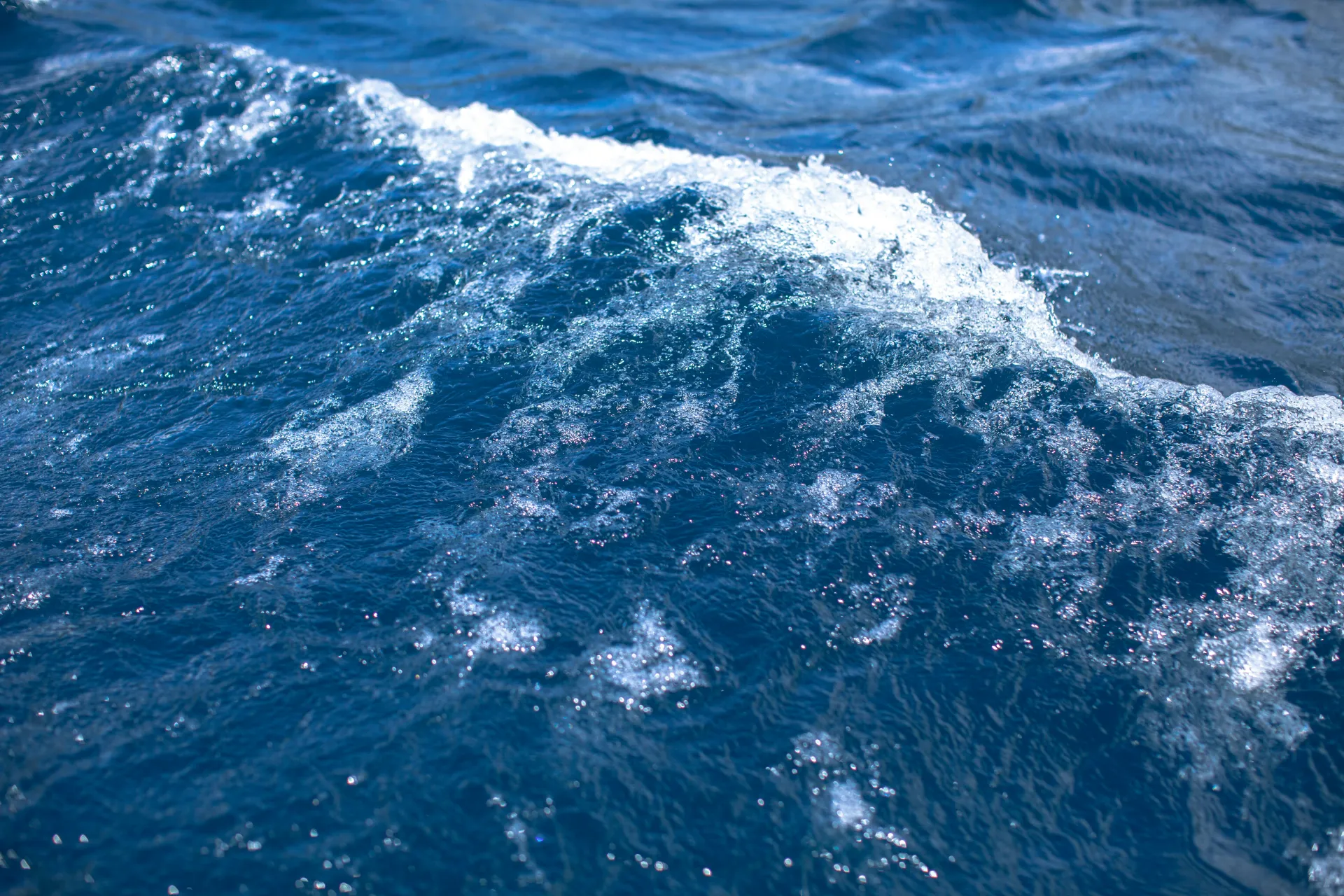 파란 파도가 호텔을 덮치는 꿈 해몽 관련 이미지