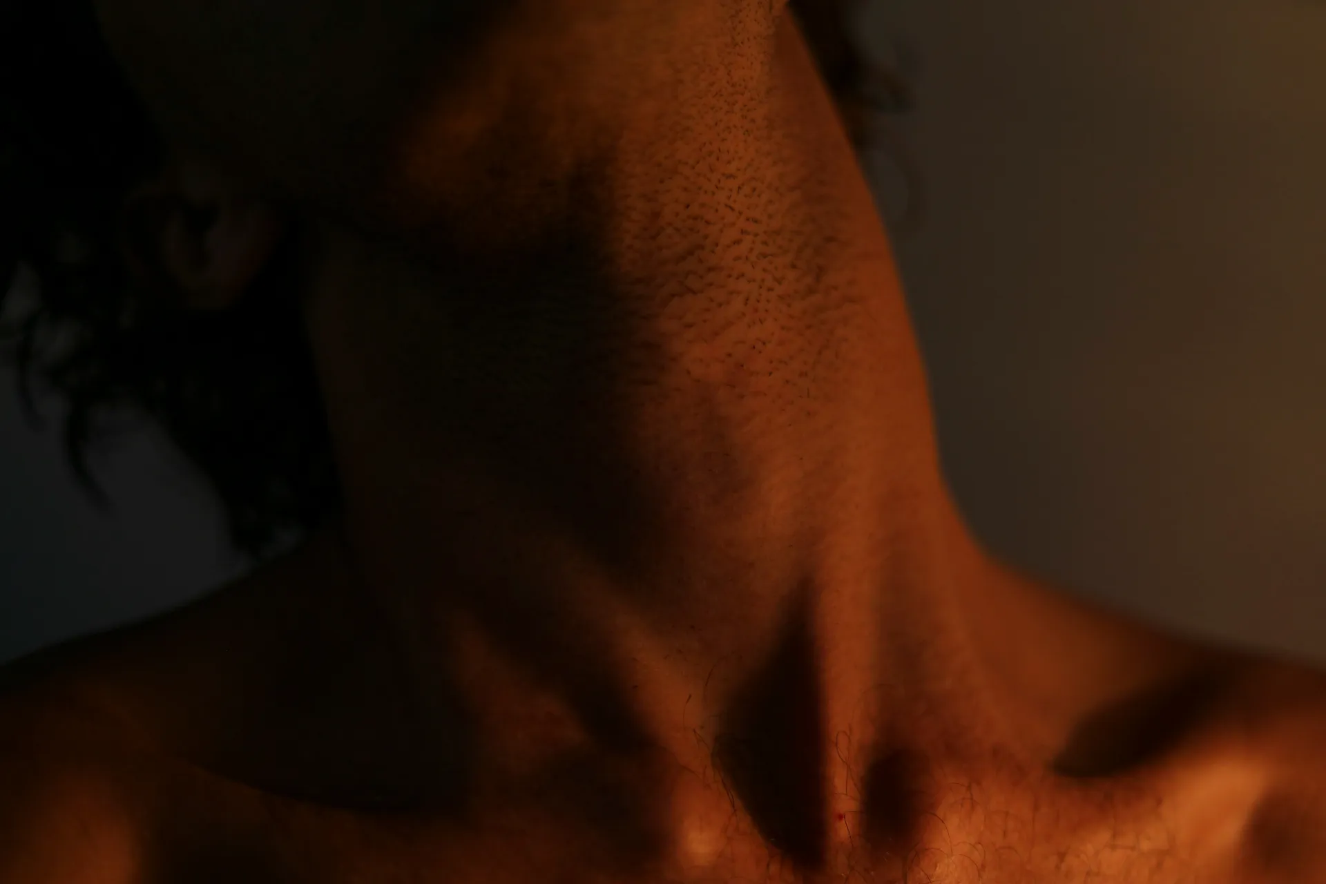 목 안에서 지렁이가 나오는 꿈의 상징적 의미