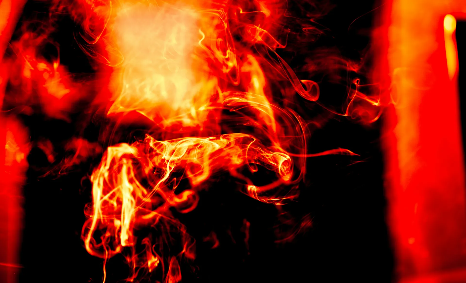 살인자와 함께 있는 꿈의 불안함을 상징하는 불길한 이미지