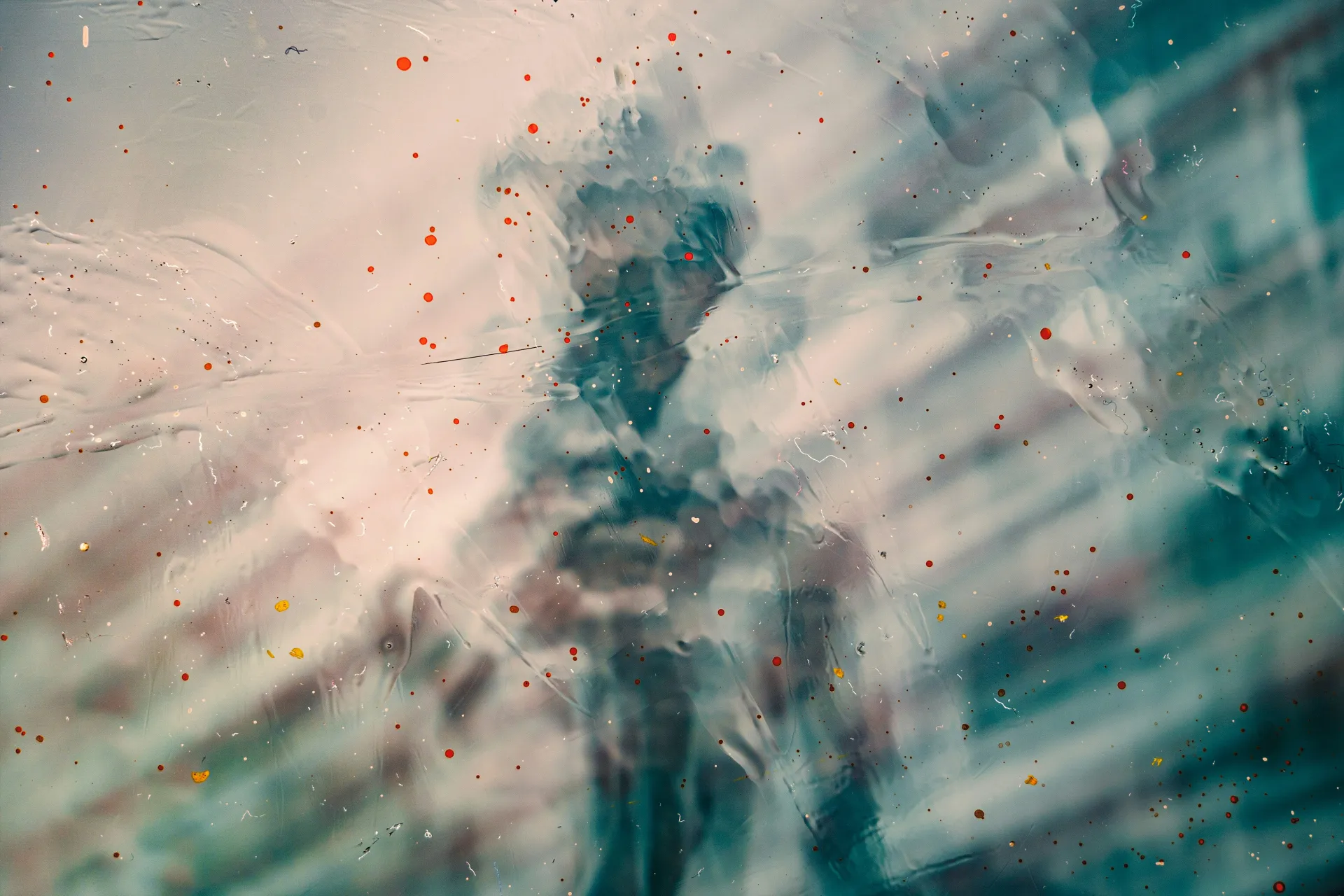 꿈 속에서의 감정적 압박과 빠른 변화의 상징