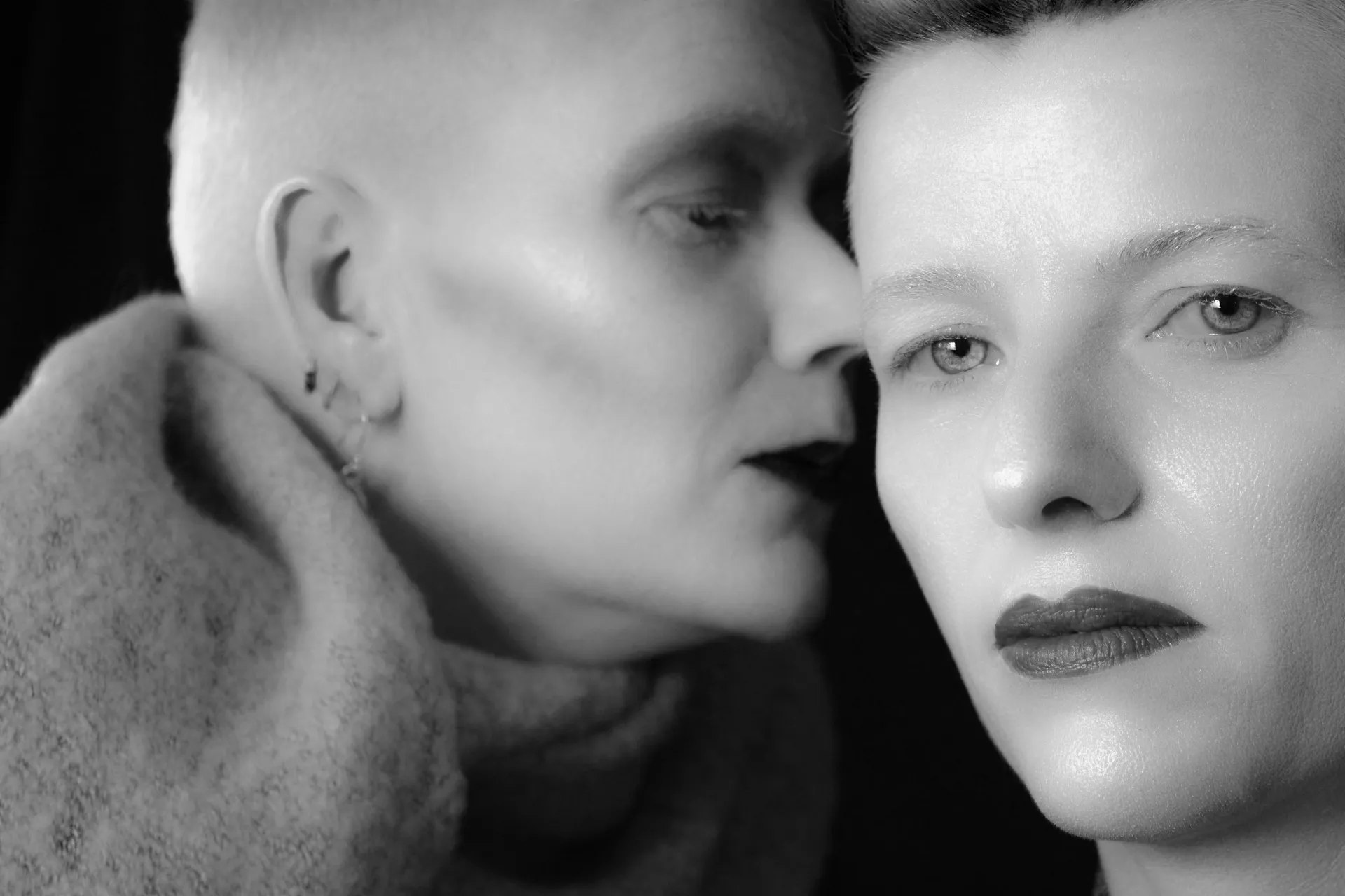 여성이 속삭이는 이미지를 통해 꿈의 상징적 의미를 전달