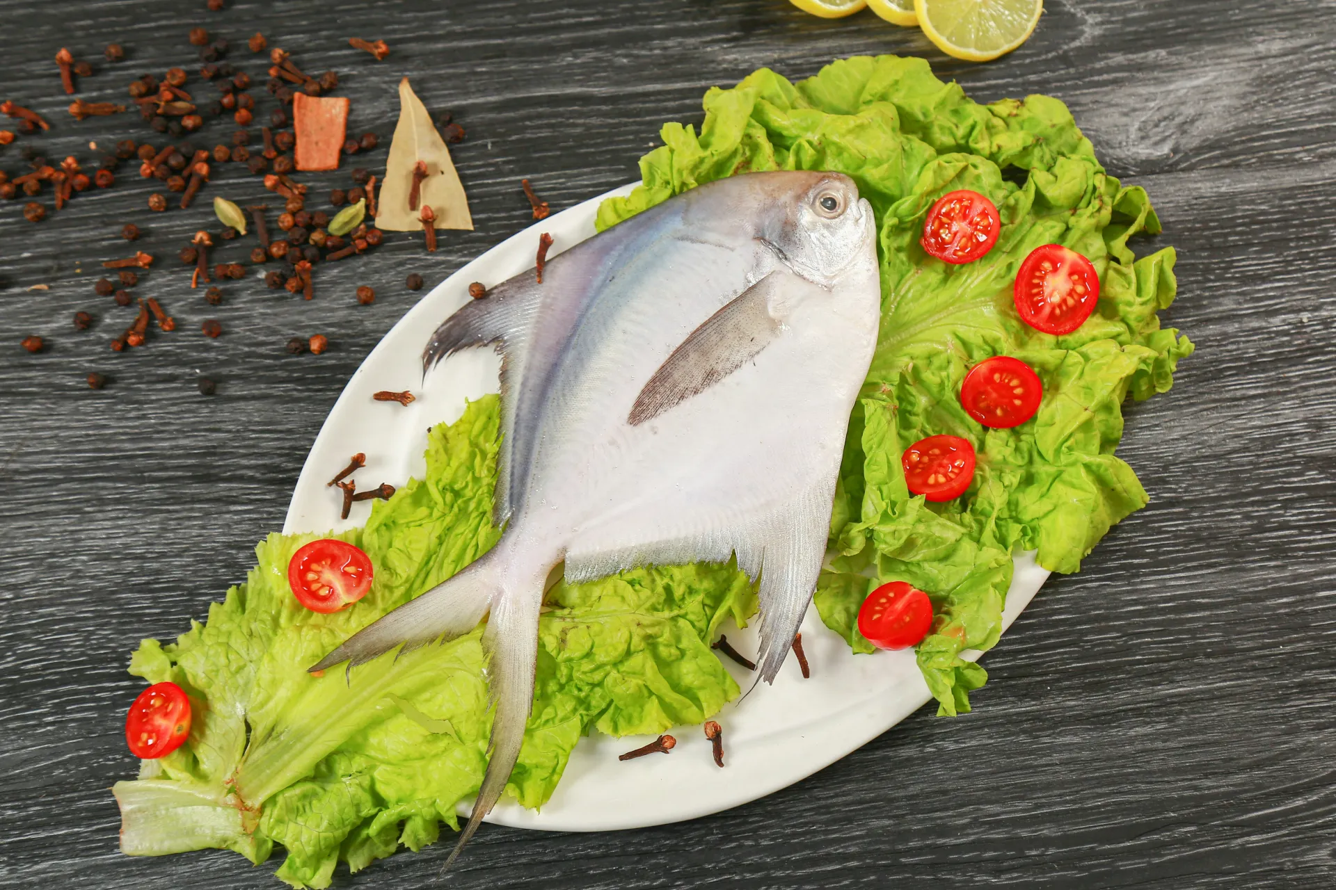 인육 꿈 해몽 관련 상징적 이미지로 식탁 위의 음식을 표현