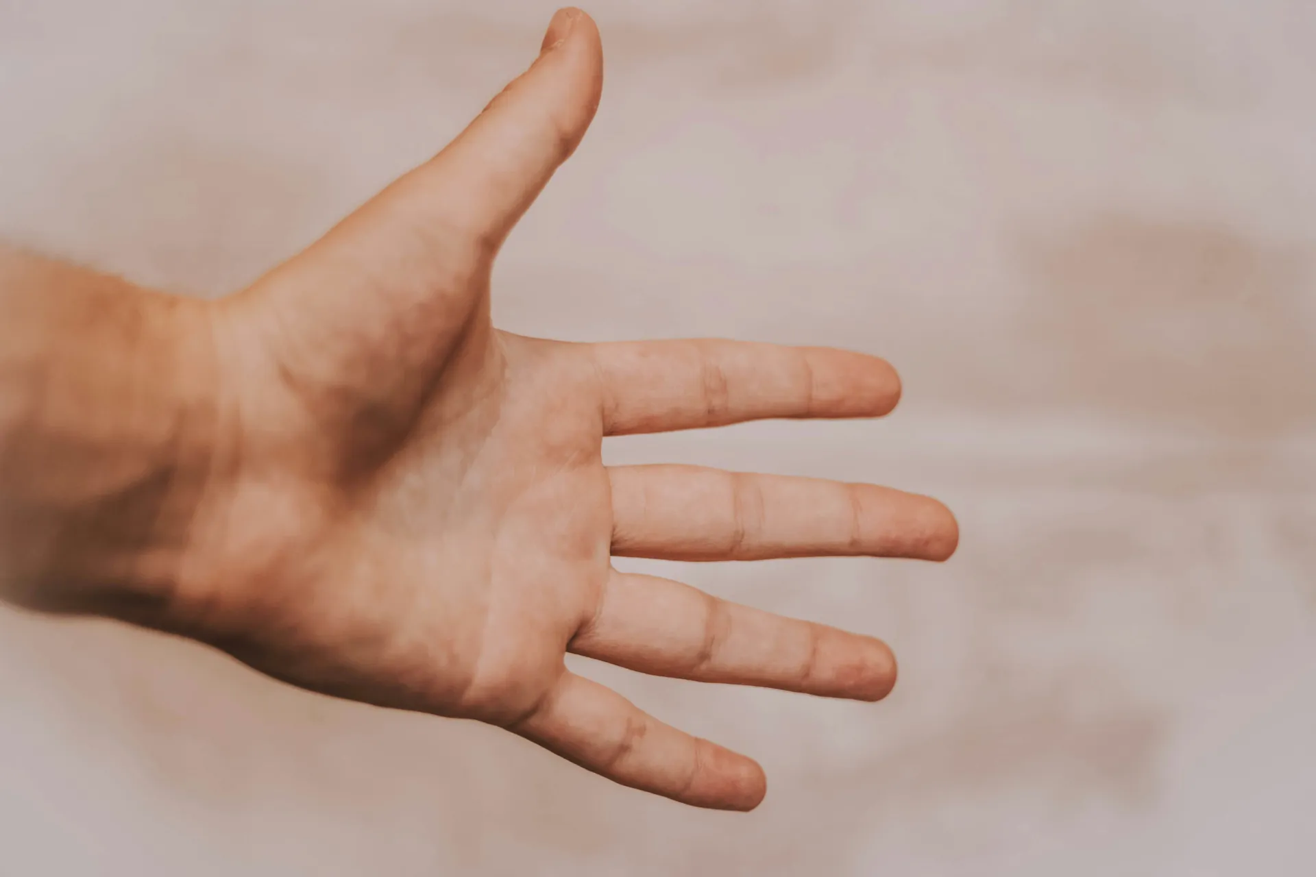 손가락에서 무언가를 파내는 꿈과 관련된 심리적 상징