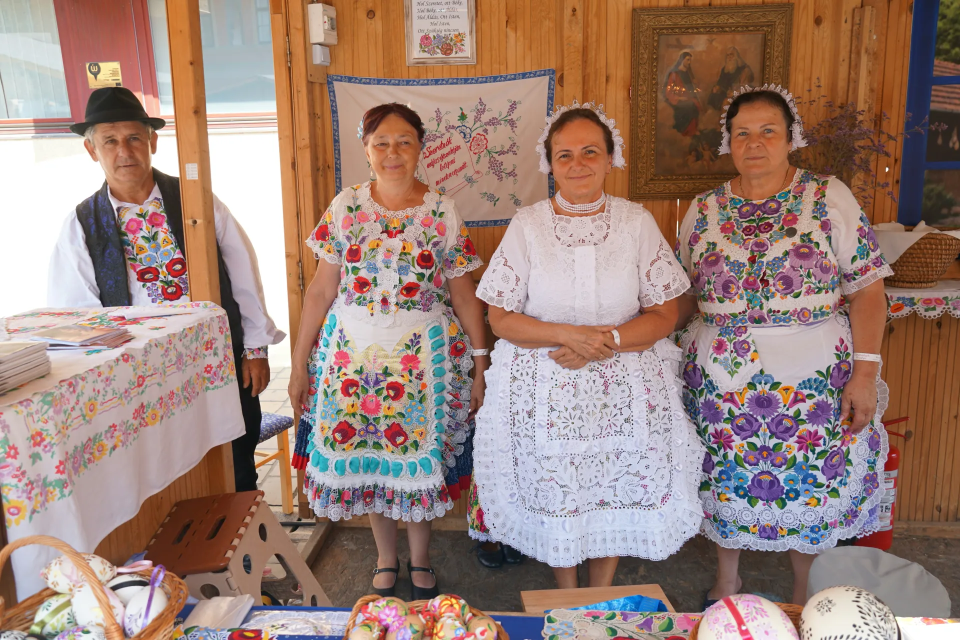 전통 한복을 입은 인물이 꿈속에서 중요한 메시지를 전하는 모습