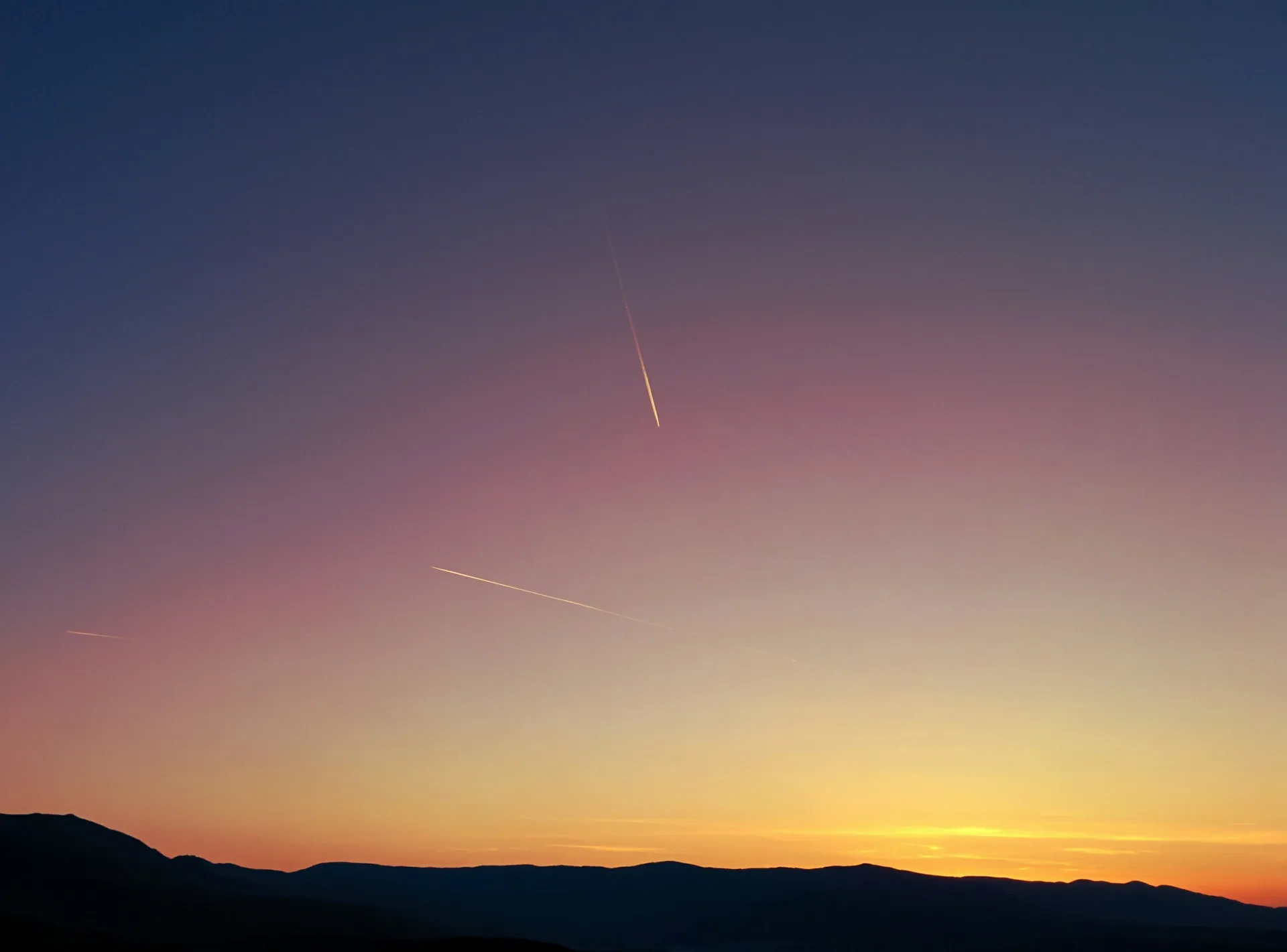 아름다운 파스텔 색조의 풍경과 기차 꿈 해몽 관련 상징