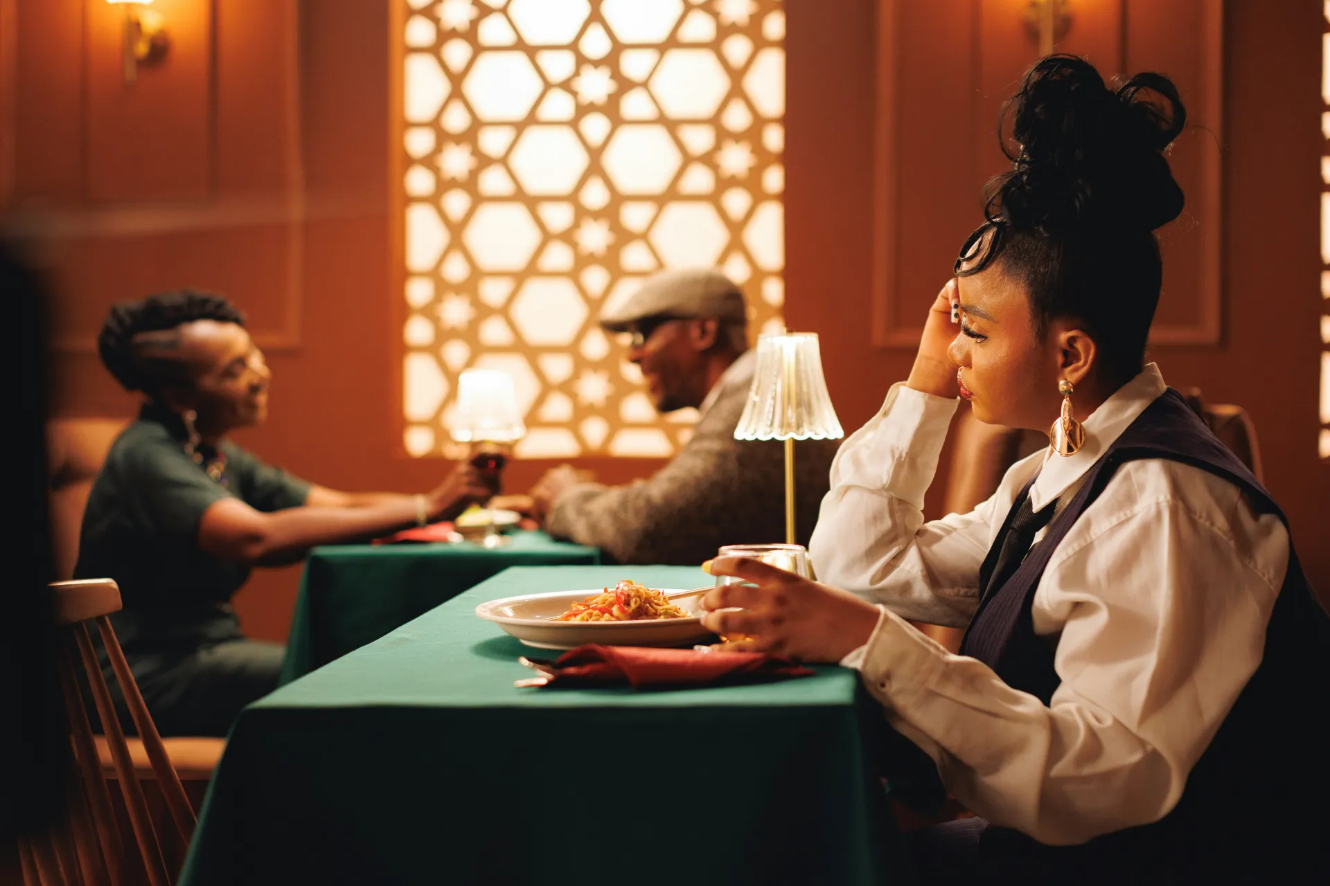 꿈 해몽 관련 사람들과의 소통을 나타내는 이미지