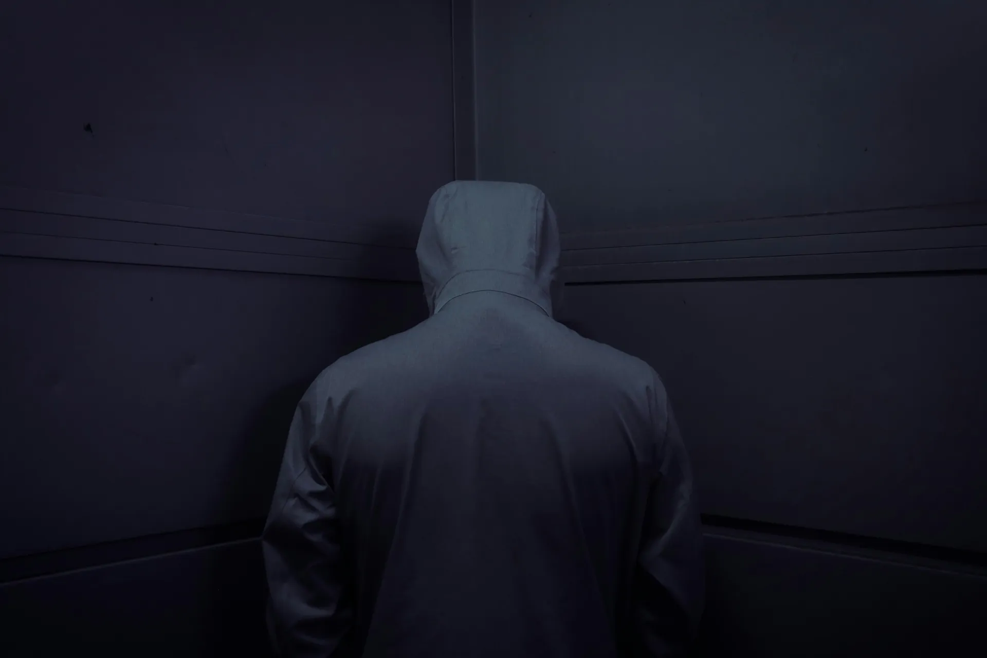 타인의 집에 들어가 물건을 훔치는 꿈 해몽에서 나타나는 내면의 갈등