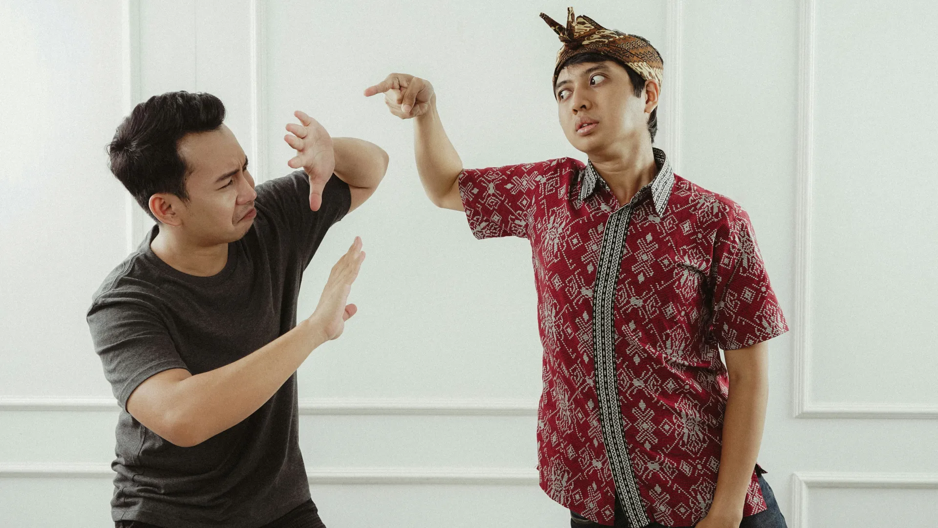 여자아이들과의 갈등과 대화의 상징적인 이미지