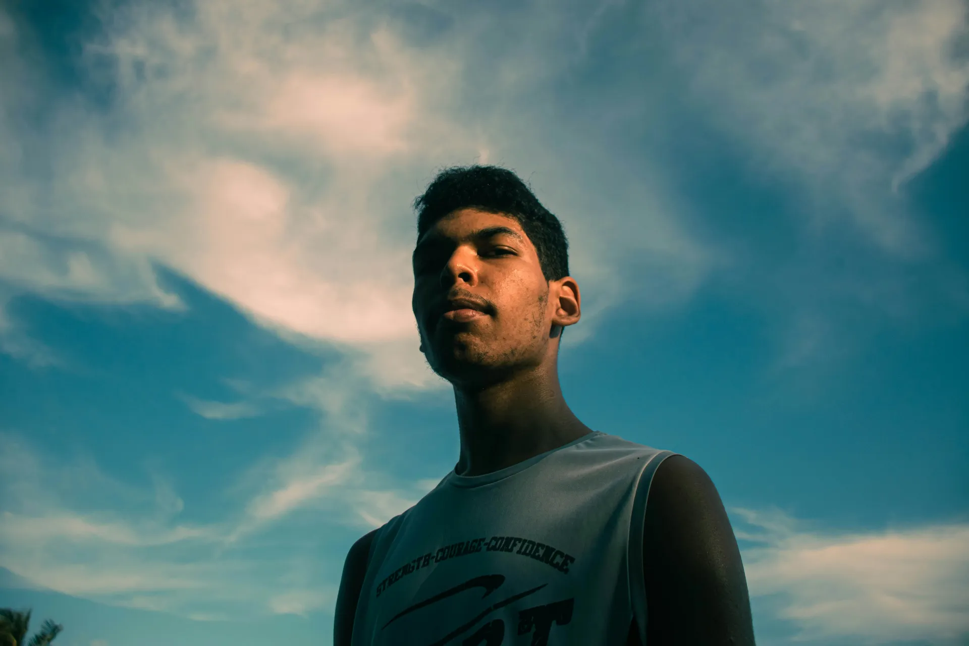 꿈에서 모르는 남자와 길을 걷는 상징적인 이미지