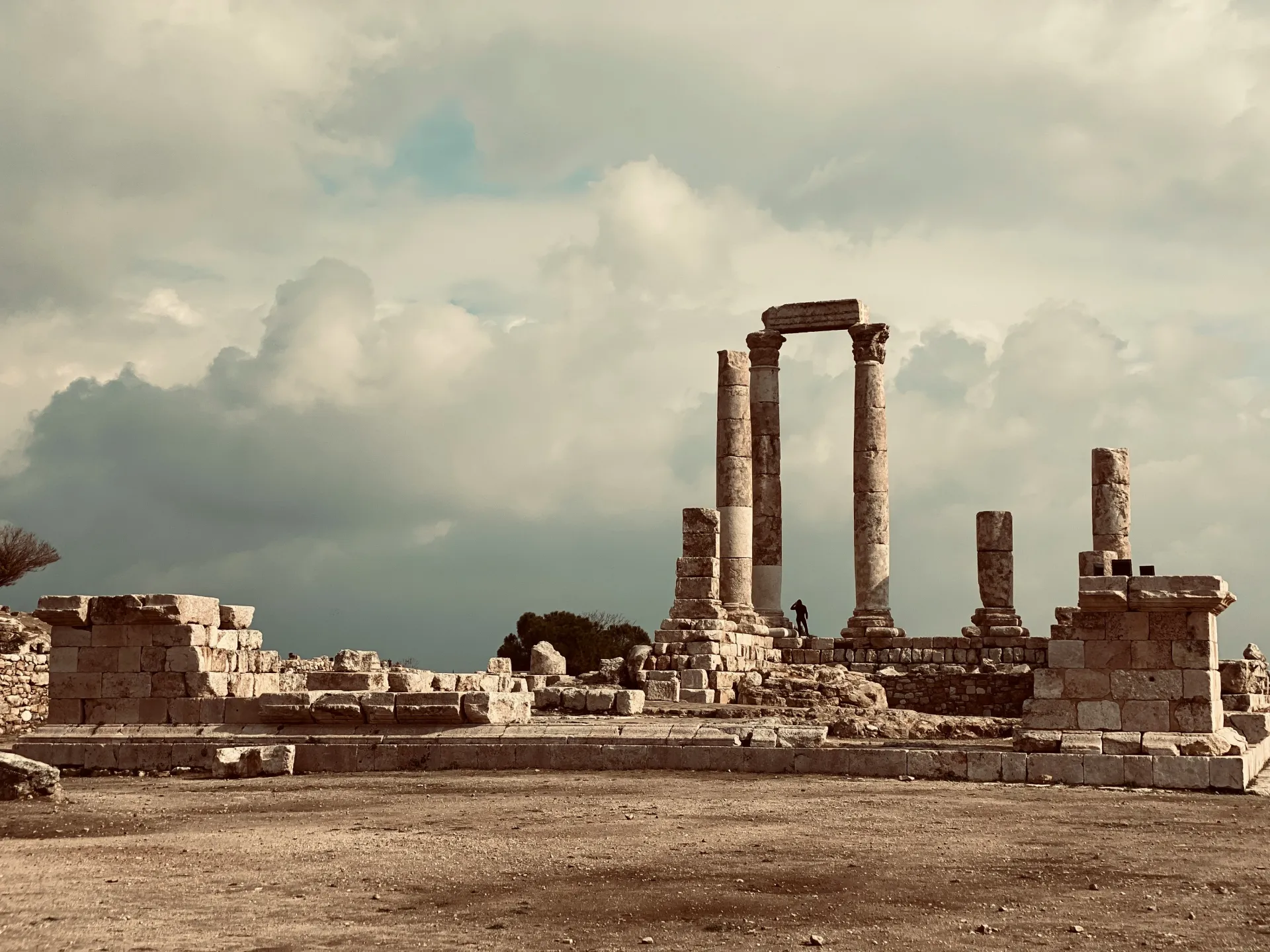 폐허와 일상의 조화를 나타내며, 새로운 기회의 상징으로 해몽됩니다.