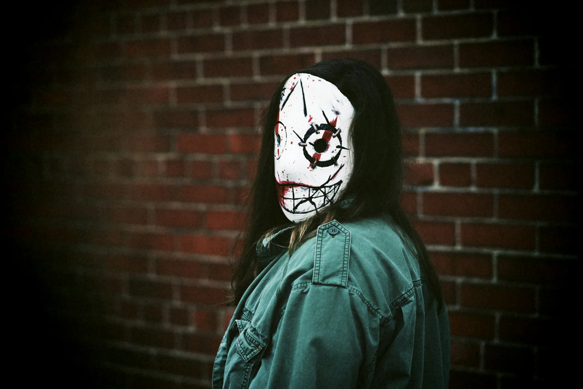 둘리 탈을 쓴 사람의 이미지, 공포와 불안의 상징