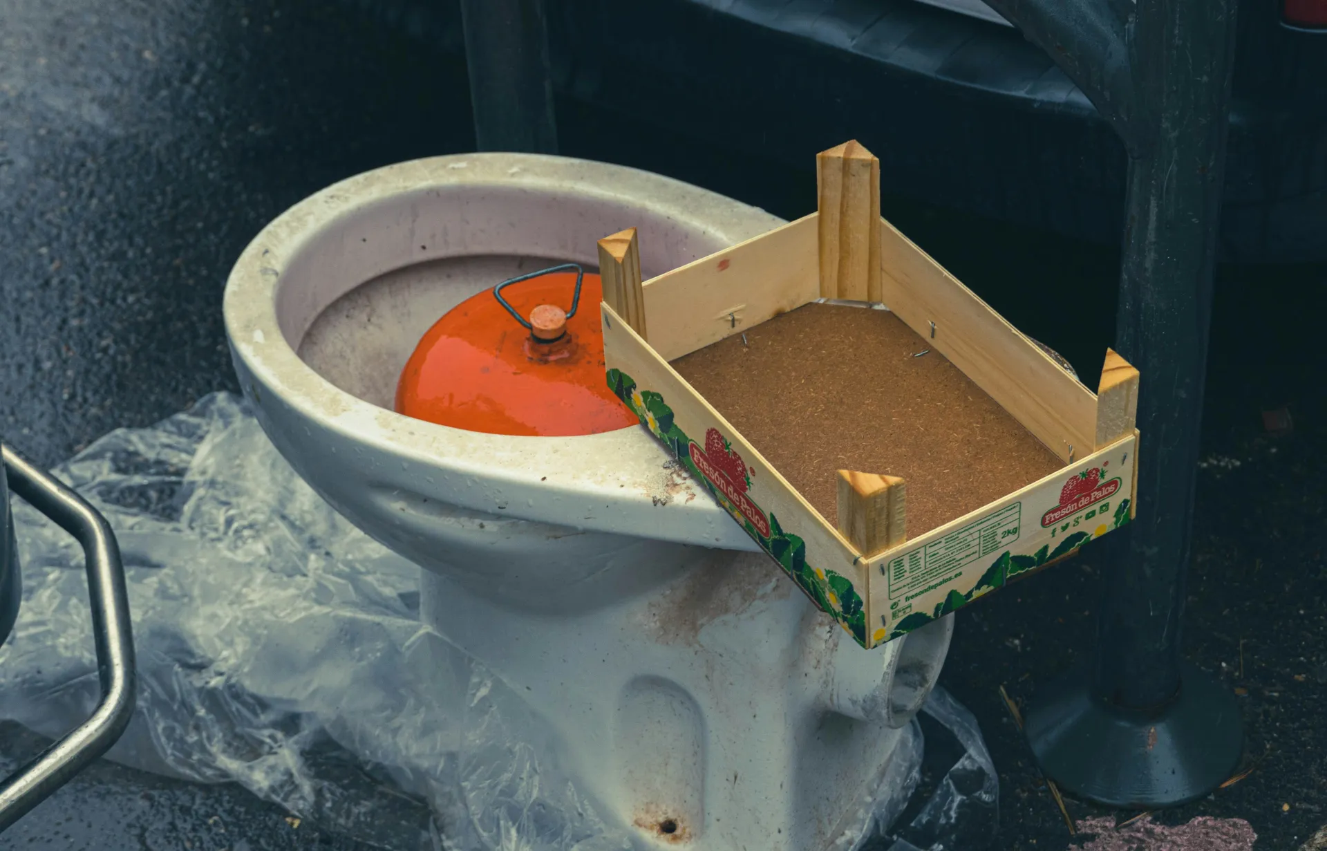 변기와 물의 상징이 담긴 꿈 해몽 관련 이미지