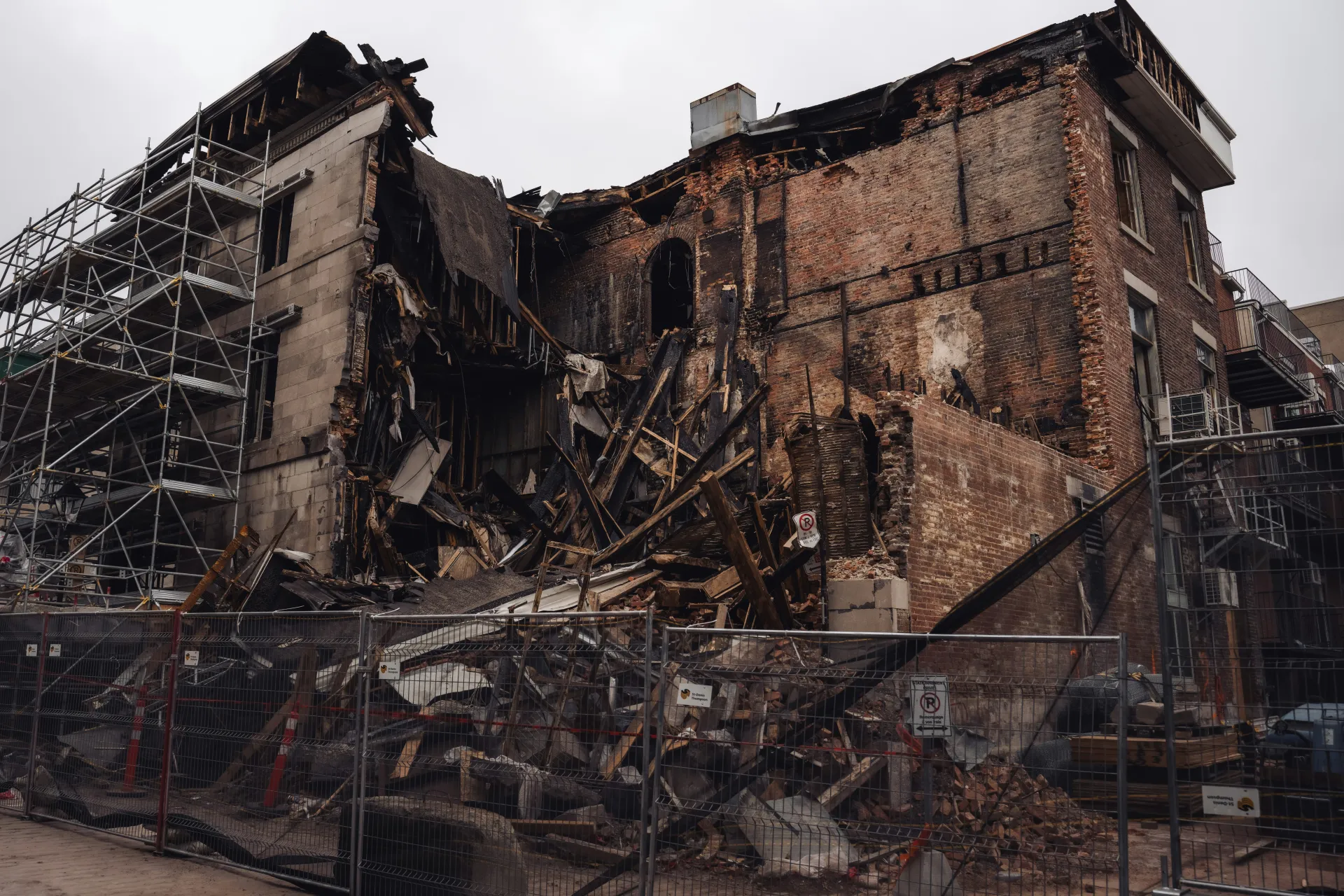 건물 무너지는 꿈 해몽 관련 불안정과 변화의 상징