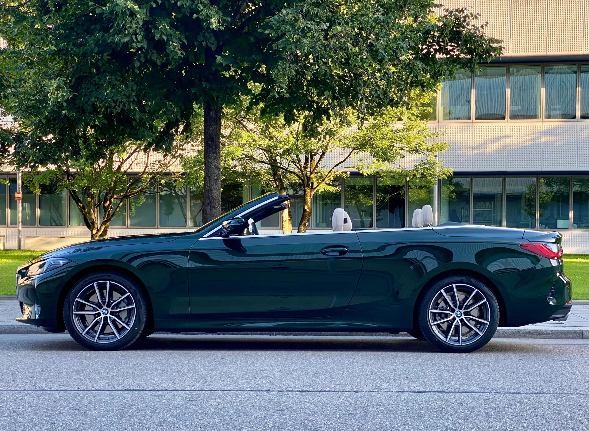 도로 옆에 주차된 차량의 꿈 해몽 관련 이미지