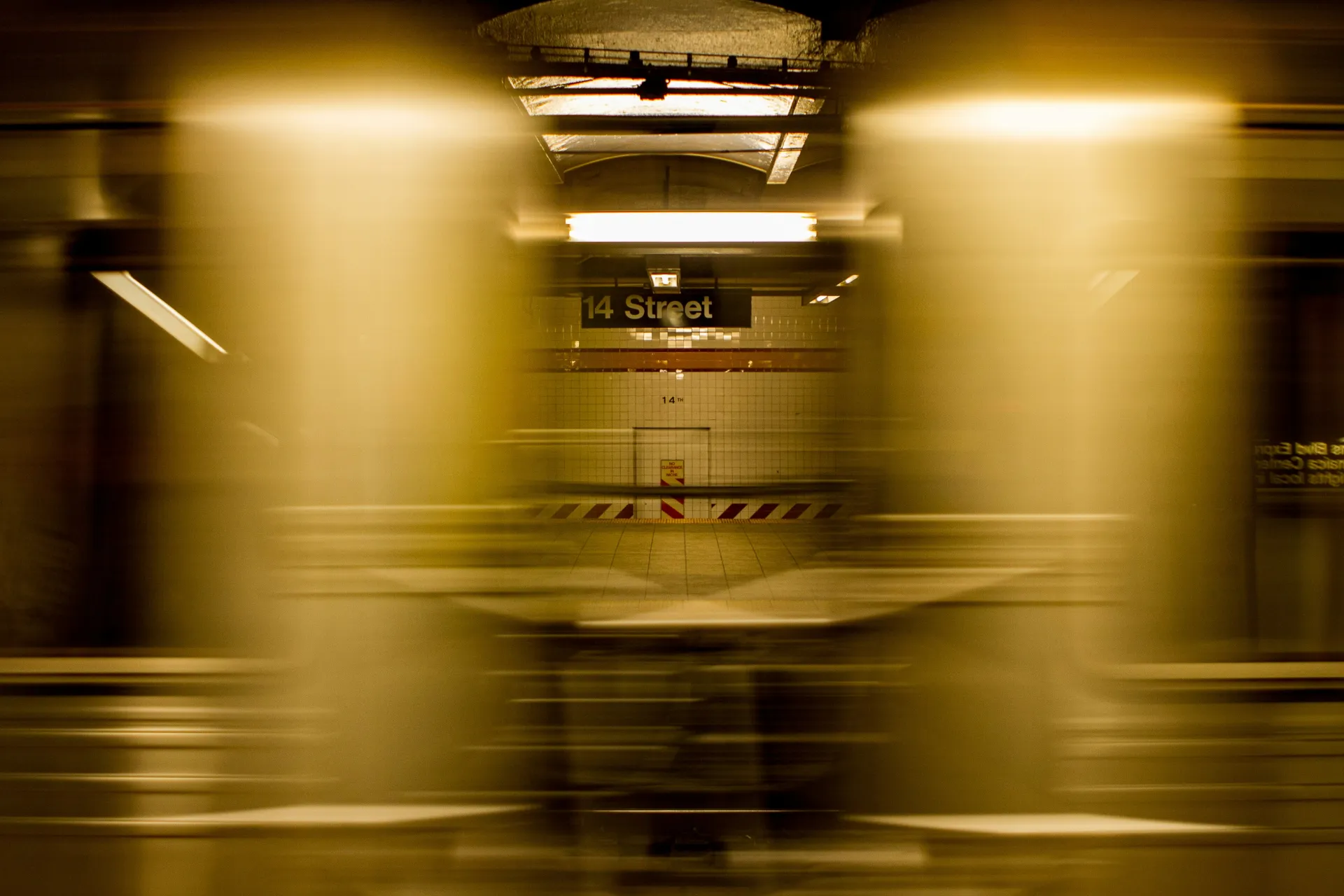 낯선 지하철 역에서 길을 잃은 꿈의 상징을 나타내는 흐릿한 지하철 역 사진