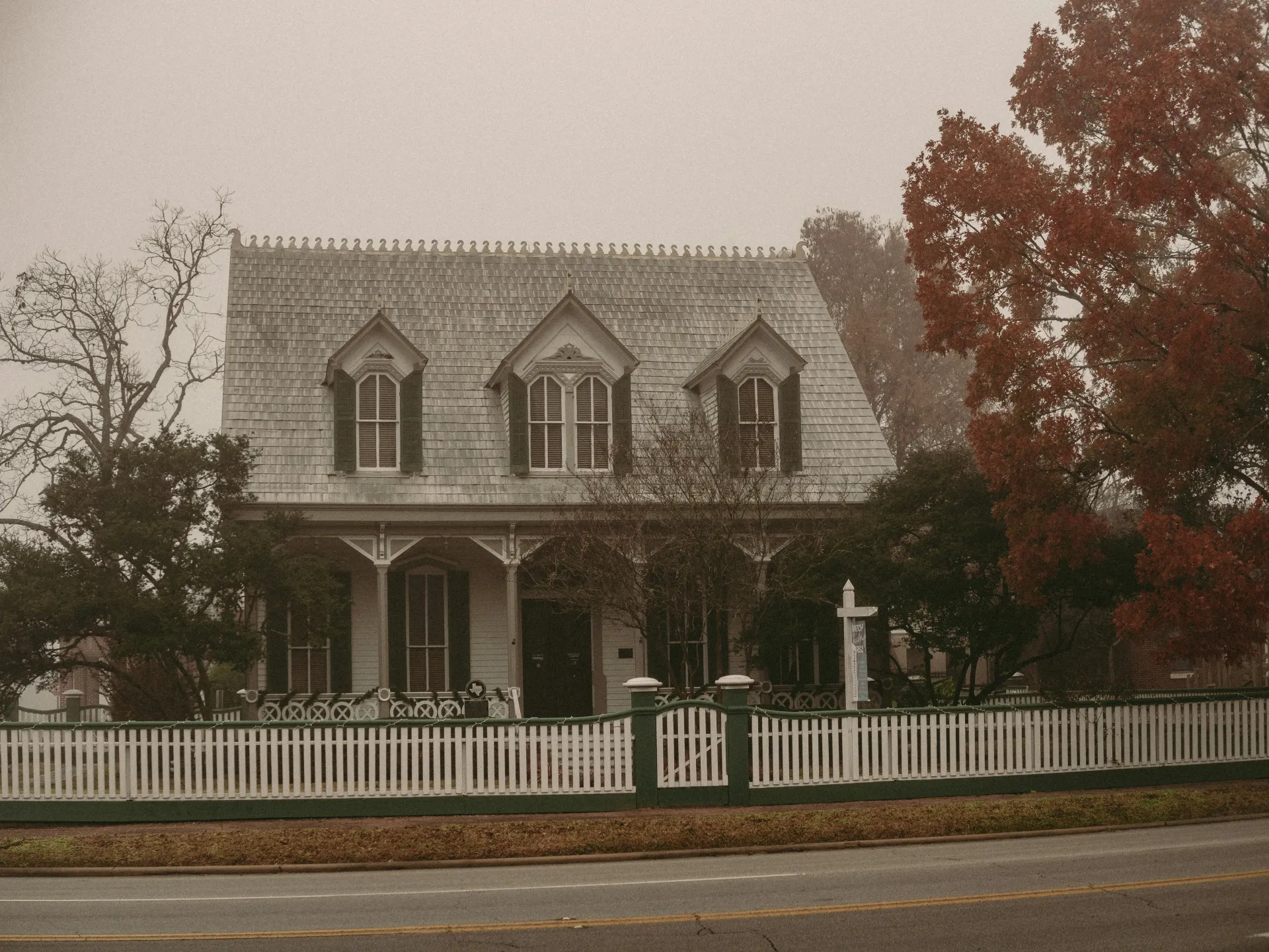 외할머니 집과의 연결을 상징하는 꿈 해몽 이미지