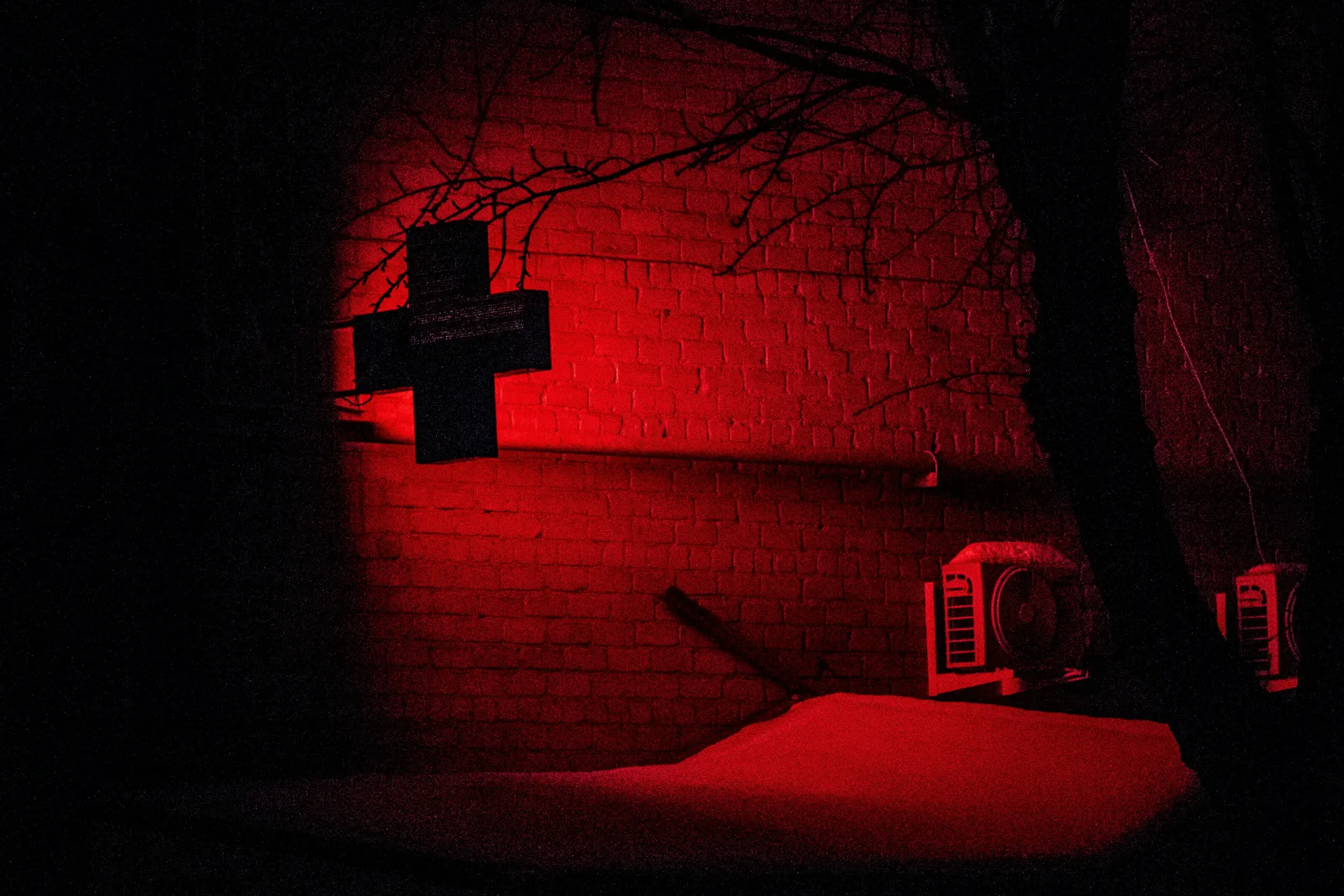 어두운 방에서의 감정과 불안을 상징하는 화살표 이미지