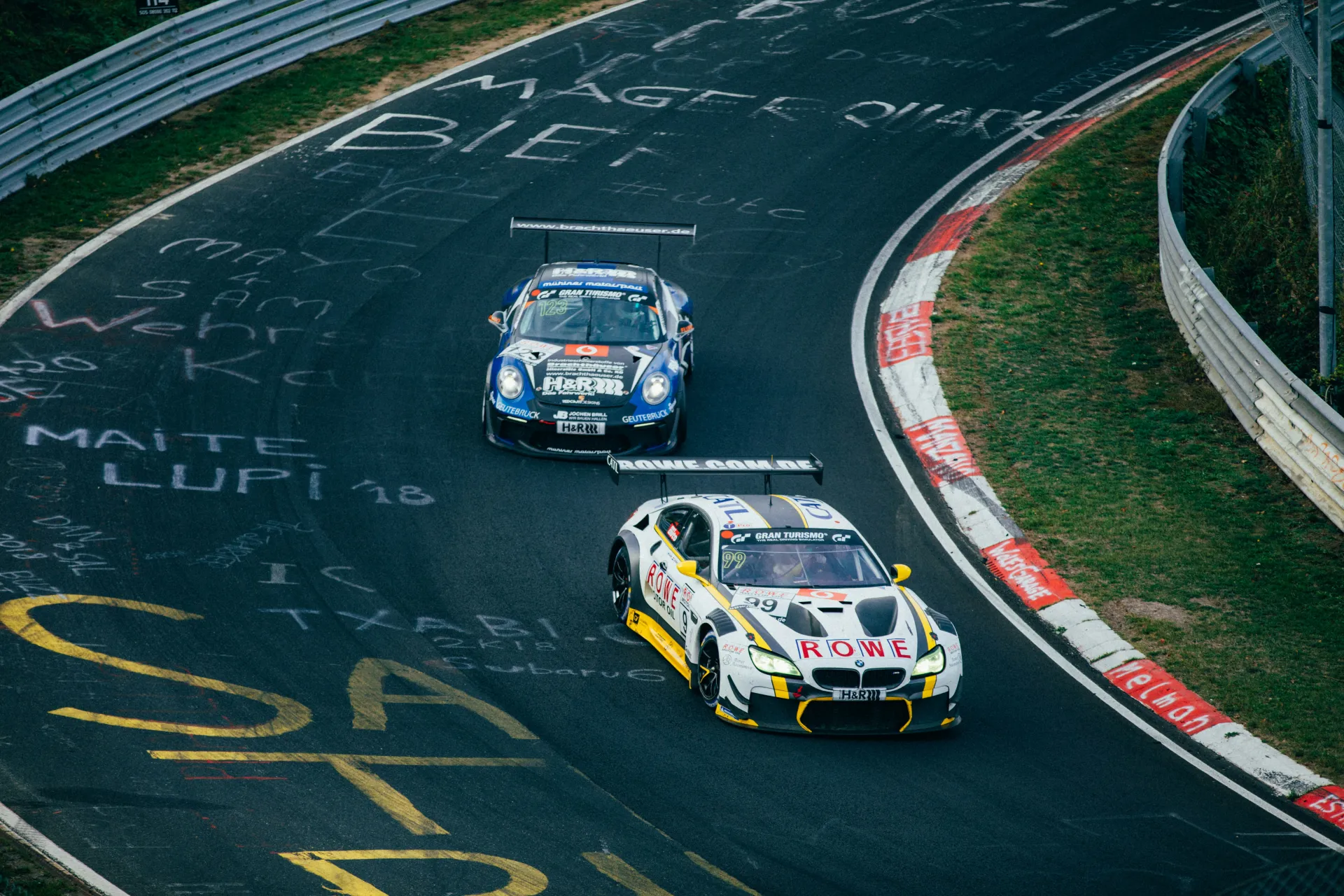 차들이 경주하는 모습으로 급박한 상황을 상징하는 이미지