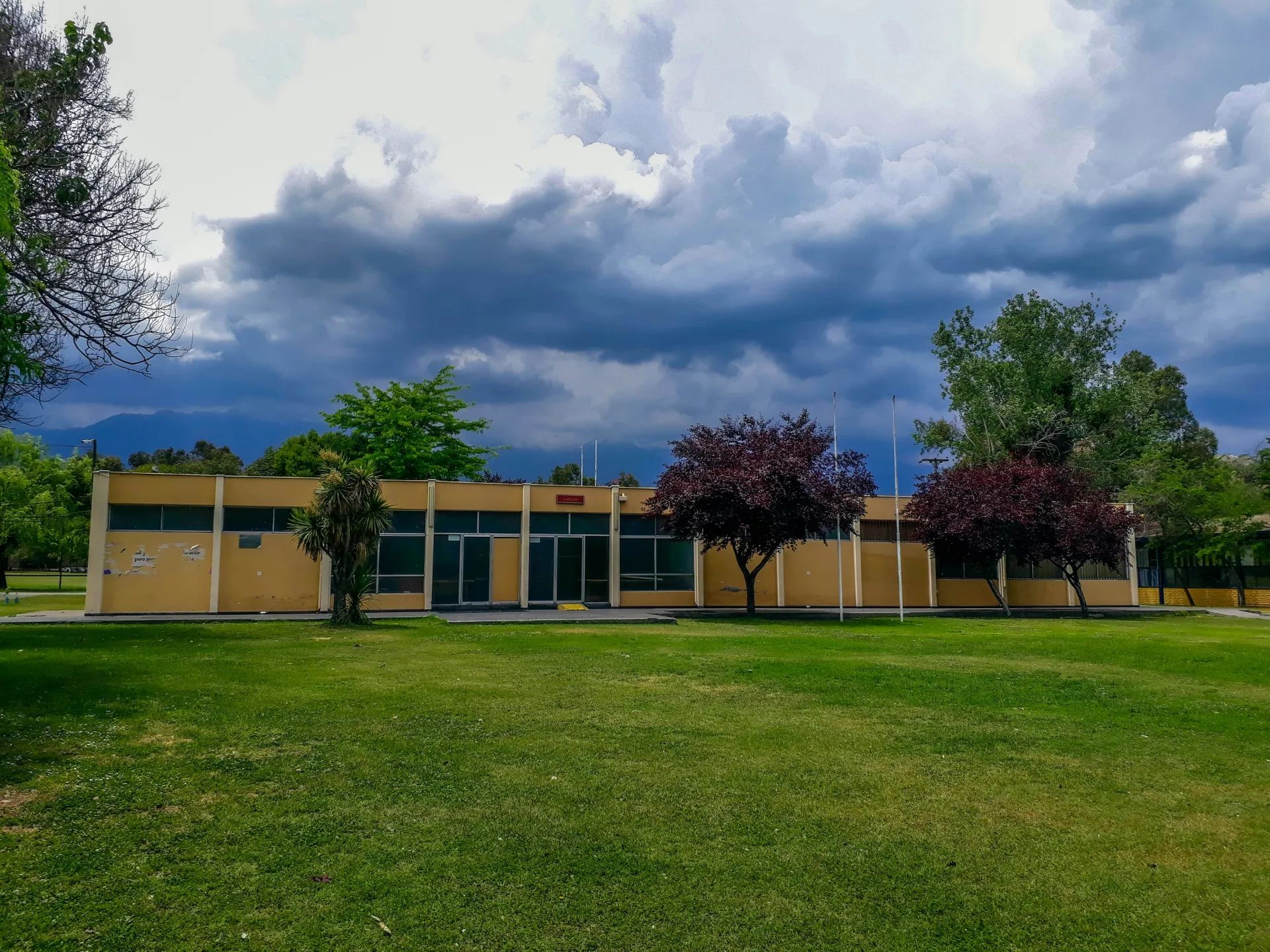 결정을 내리기 위한 고민과 선택의 상징적인 이미지