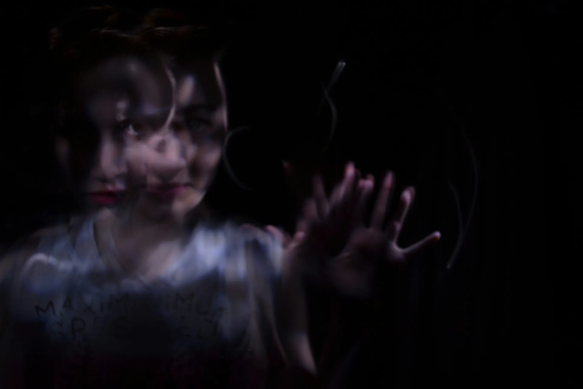 어두운 방에서 불이 켜지지 않는 꿈 해몽과 관련된 섬뜩함의 상징 이미지