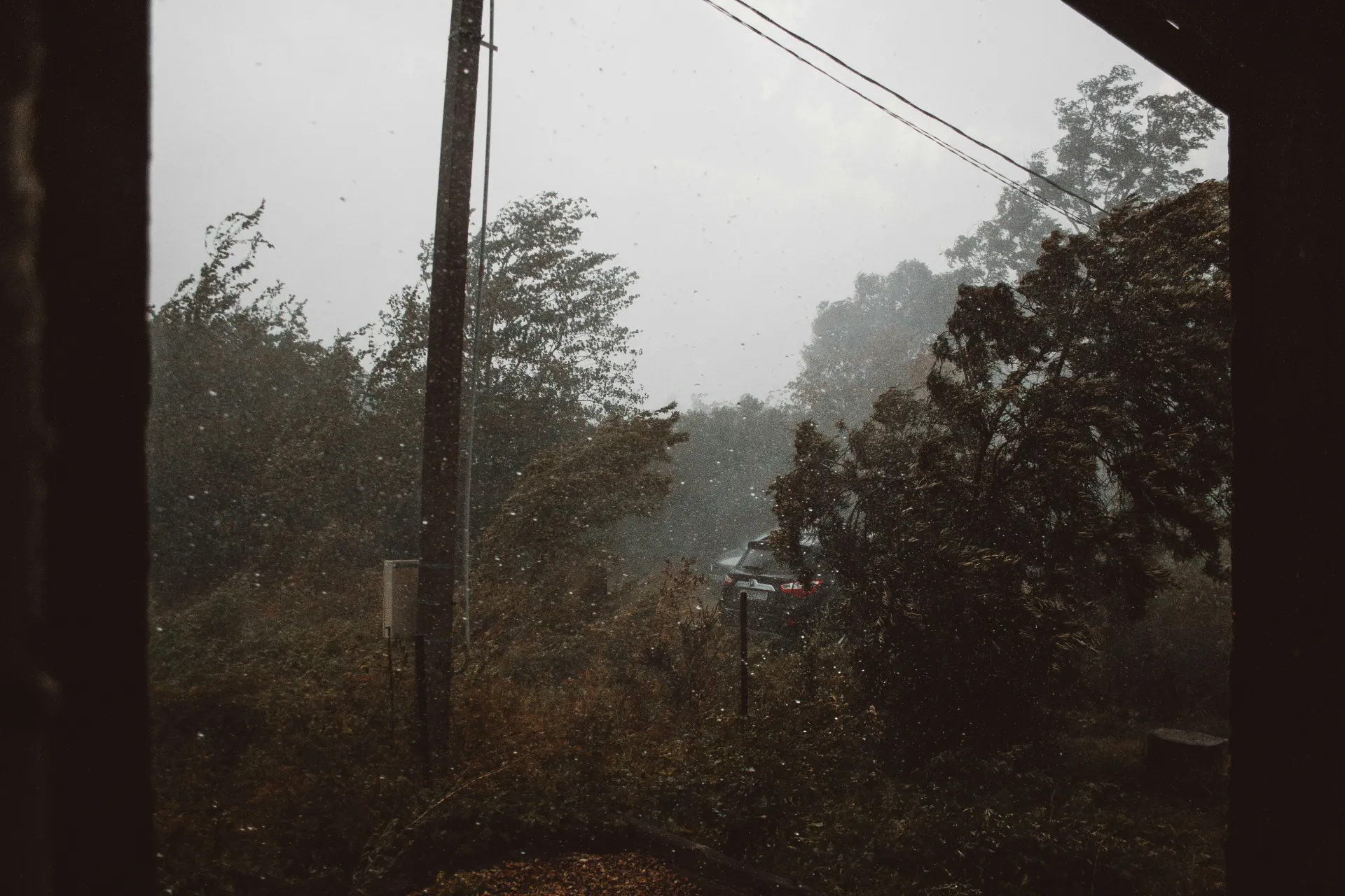 강한 돌풍과 공사현장 관련 상징적인 이미지로 변화와 불안의 의미를 전달