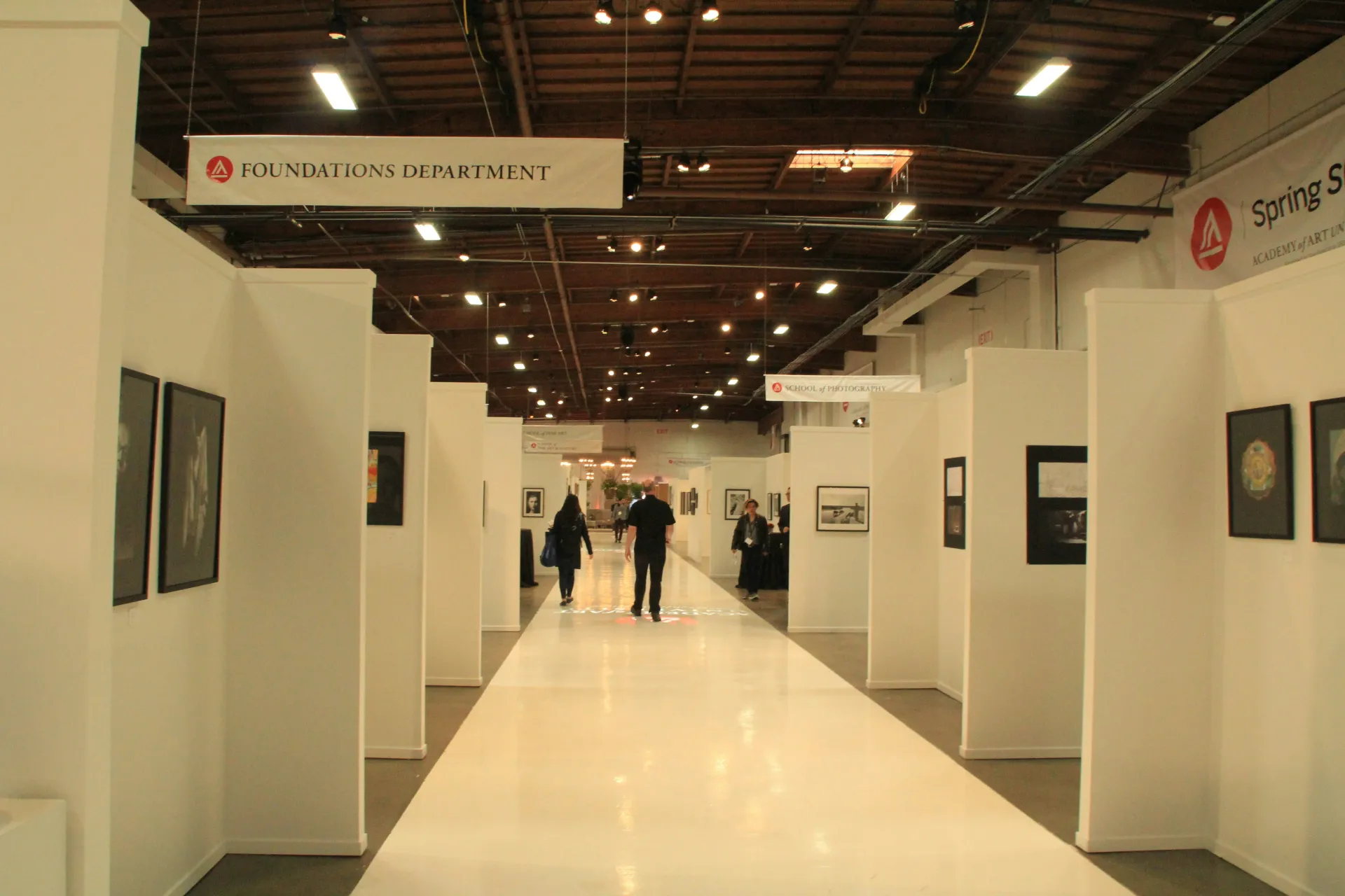 꿈 해몽에서 복도와 교실의 혼란을 상징하는 이미지입니다.