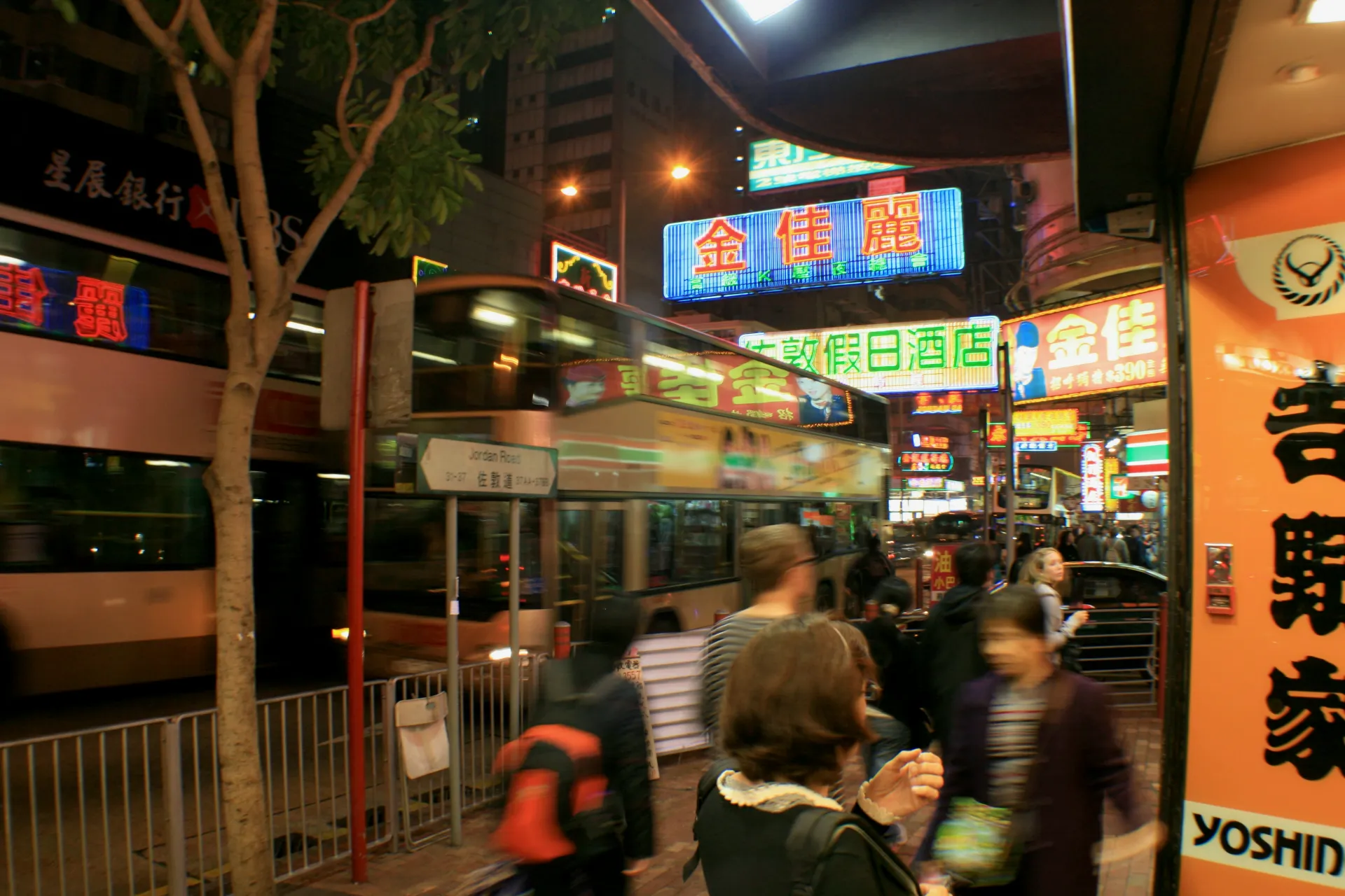 꿈 속에서 토하는 장면은 감정의 해소와 건강의 신호를 나타냅니다.