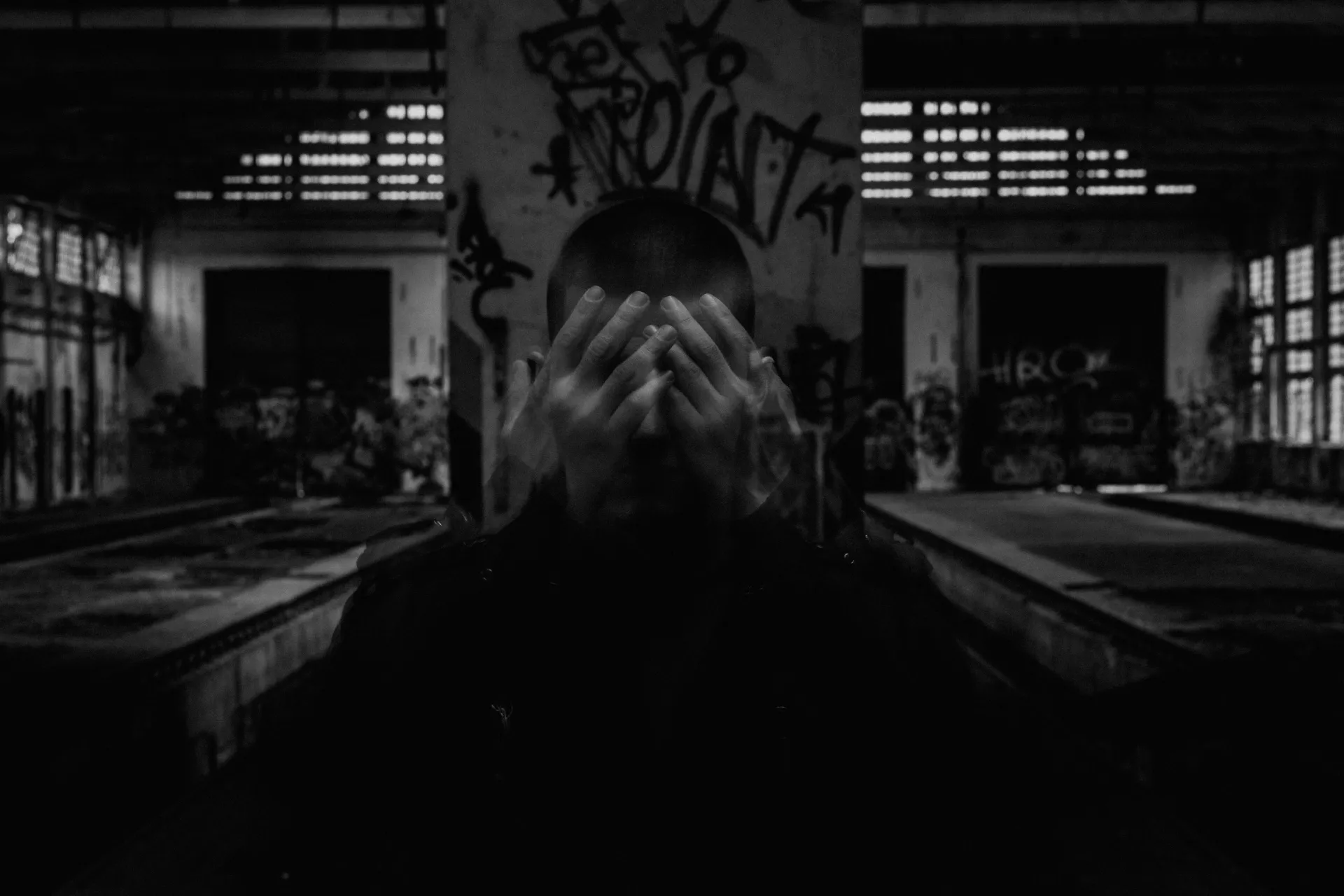 살인마에게 쫓기는 꿈의 긴장감과 불안감을 표현한 이미지