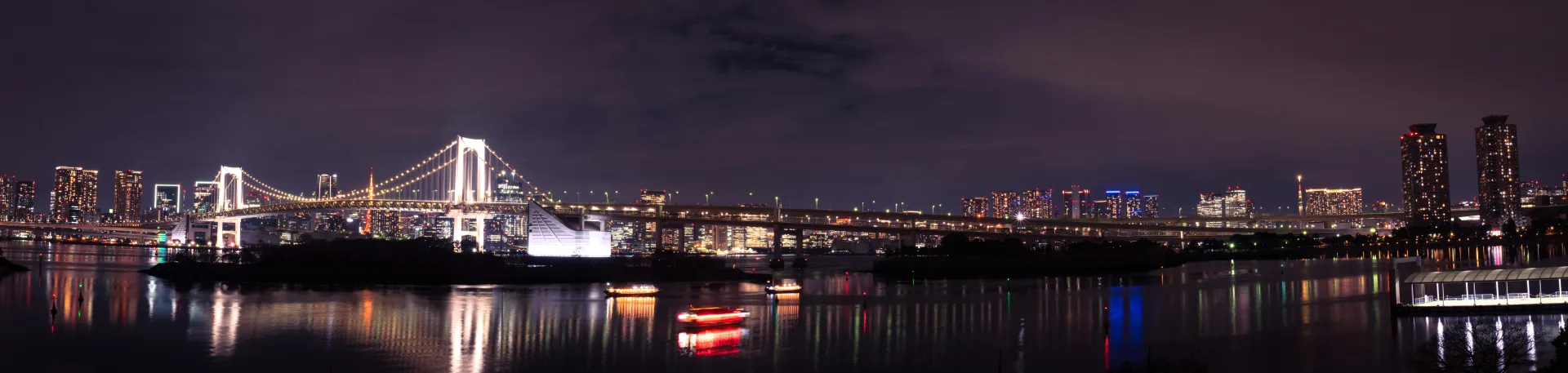 무지개 다리를 건너는 상징적인 이미지로 기억과 치유의 의미를 담고 있습니다.