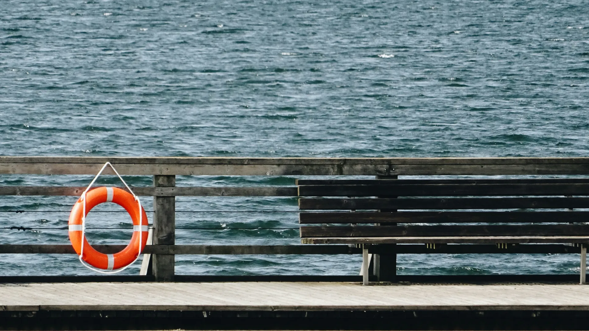 구조의 상징인 구명환과 안정된 삶을 상징하는 이미지