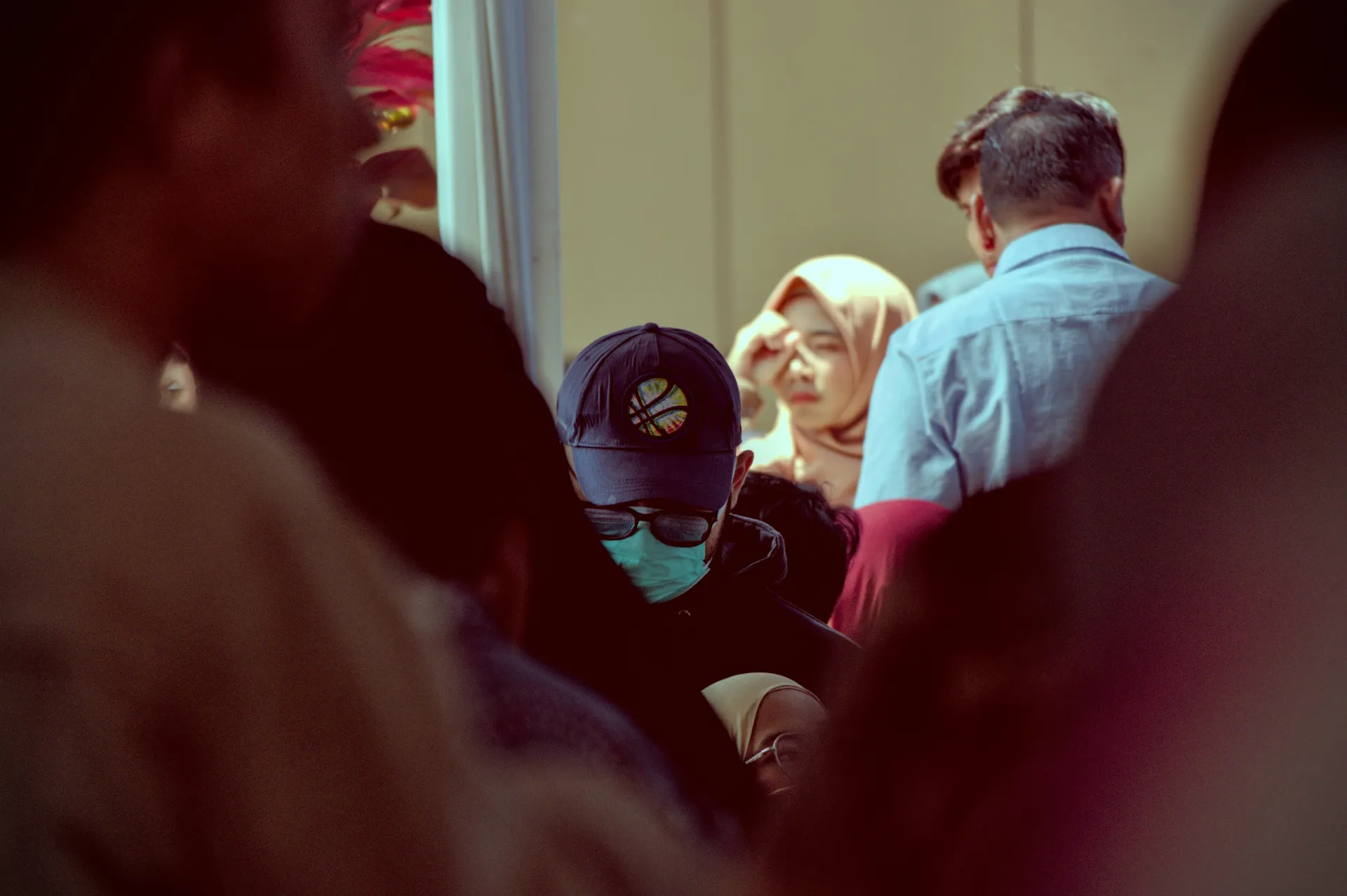 검은 남자와 여행 제안이 있는 꿈 해몽과 관련된 사람들