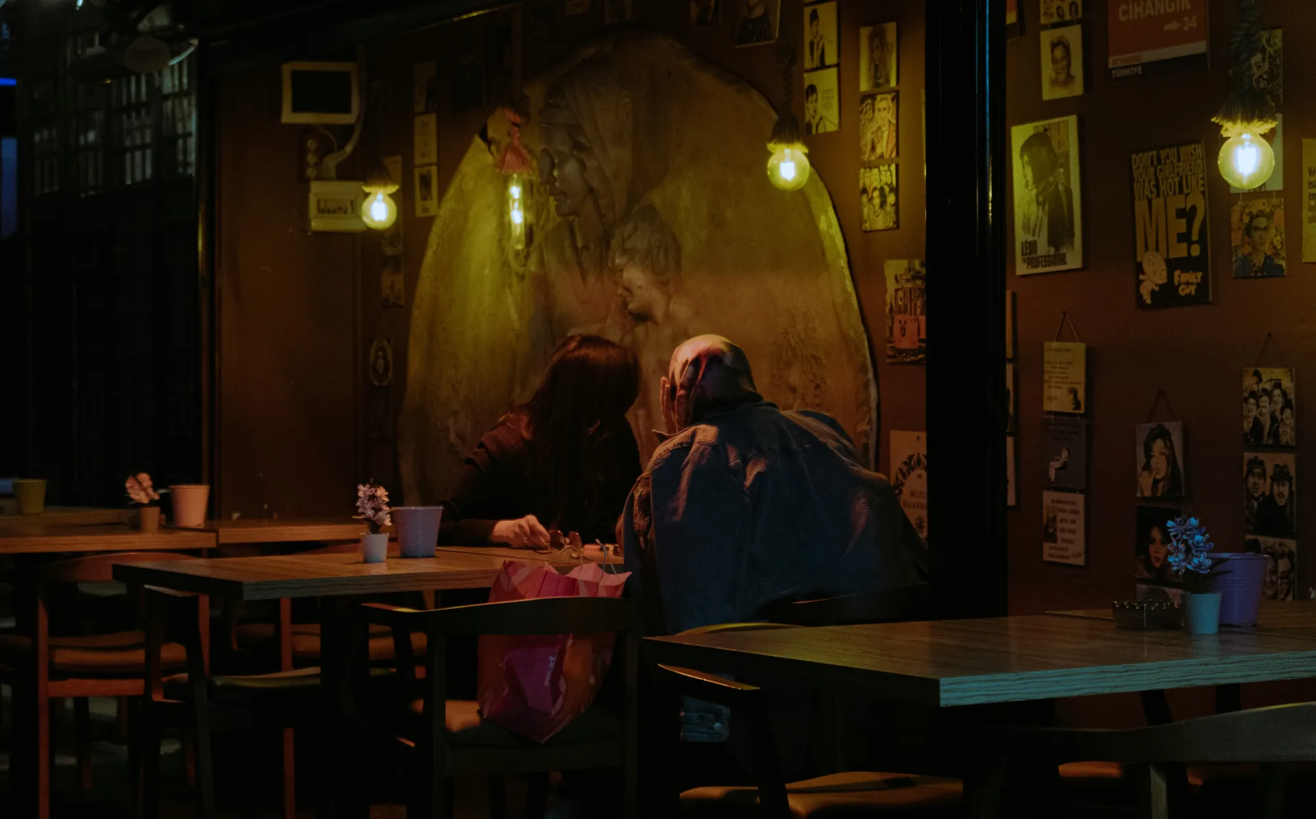 수상한 할머니가 집에 들어오려는 꿈의 해석과 관련된 이미지