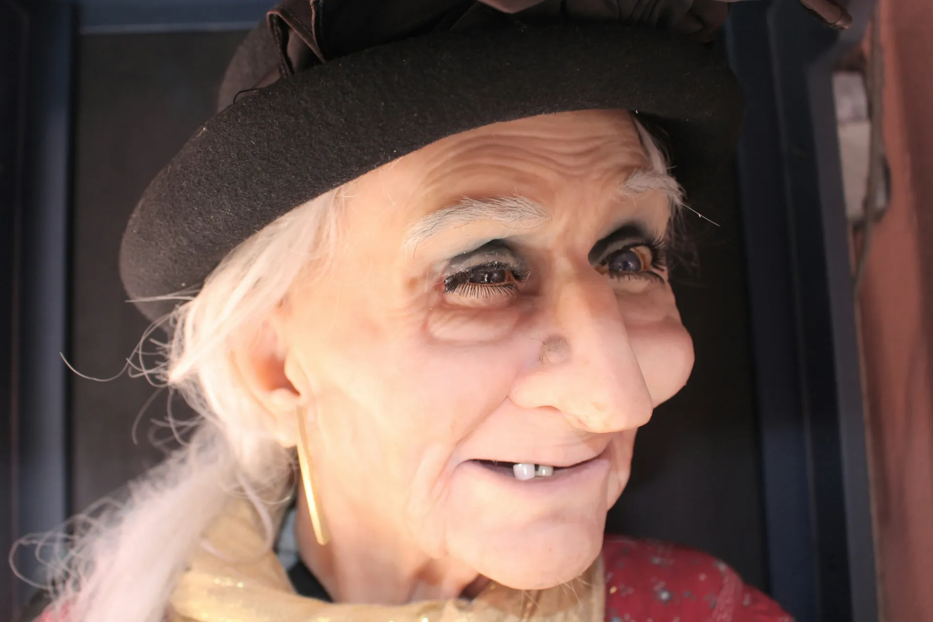 무속인 꿈 해몽 관련 우울과 고통의 상징인 노파