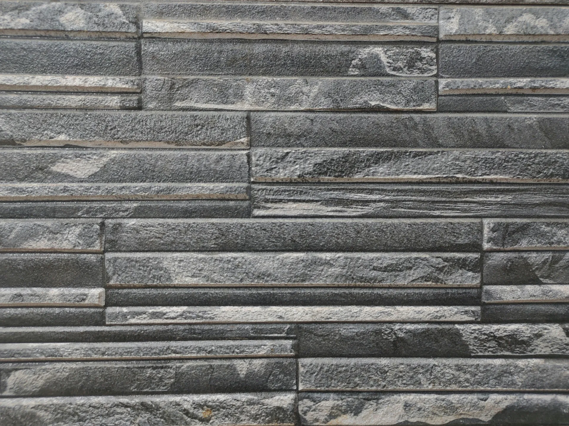 높은 위치를 상징하는 돌벽의 이미지